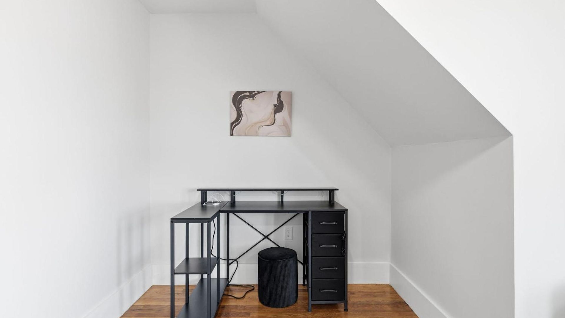 Bright And Spacious 3br Apt, Gated 2 Car Parking Apartment *
