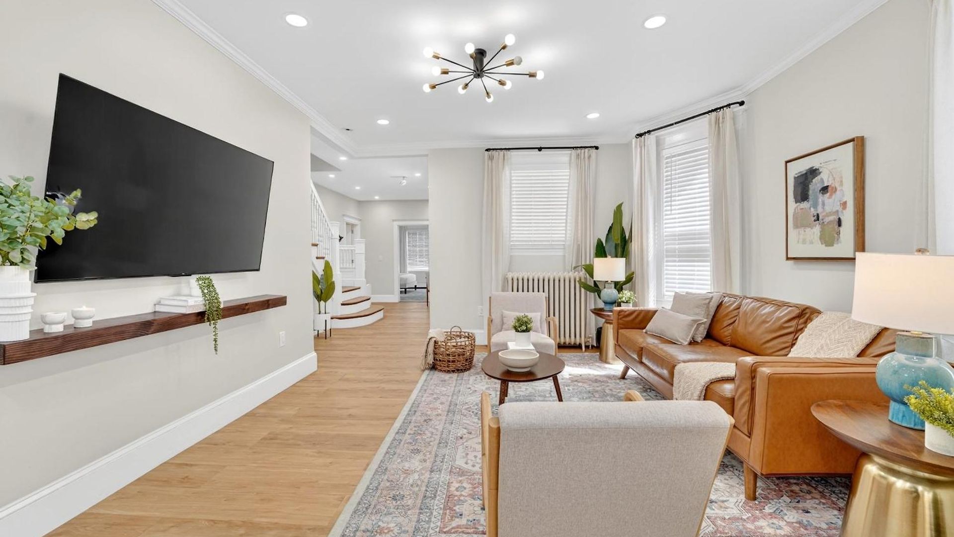 Spacious 5 Bedroom Near Train & Parking Apartment *