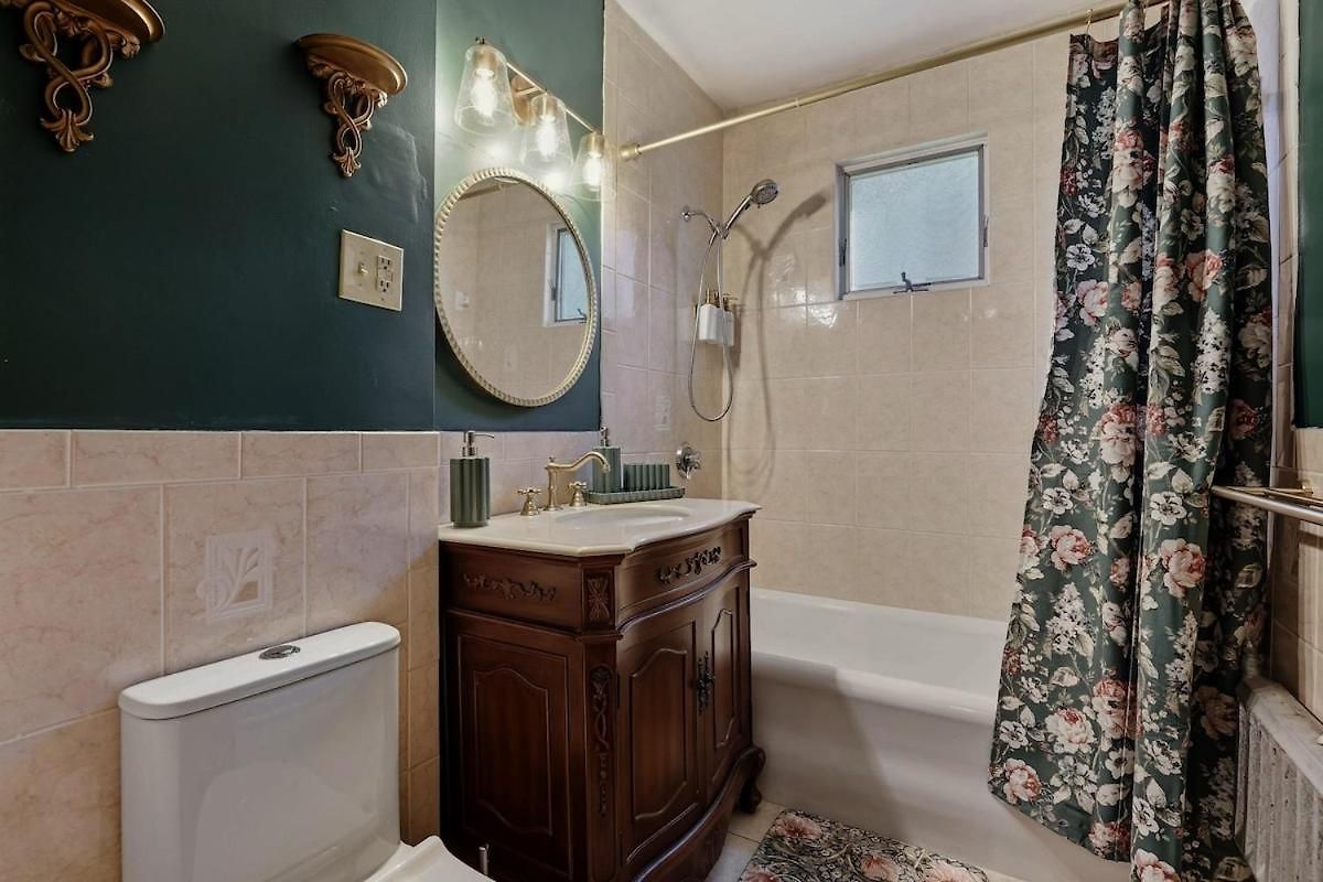 Charming 3br Garage Ev, Pool Table Apartment