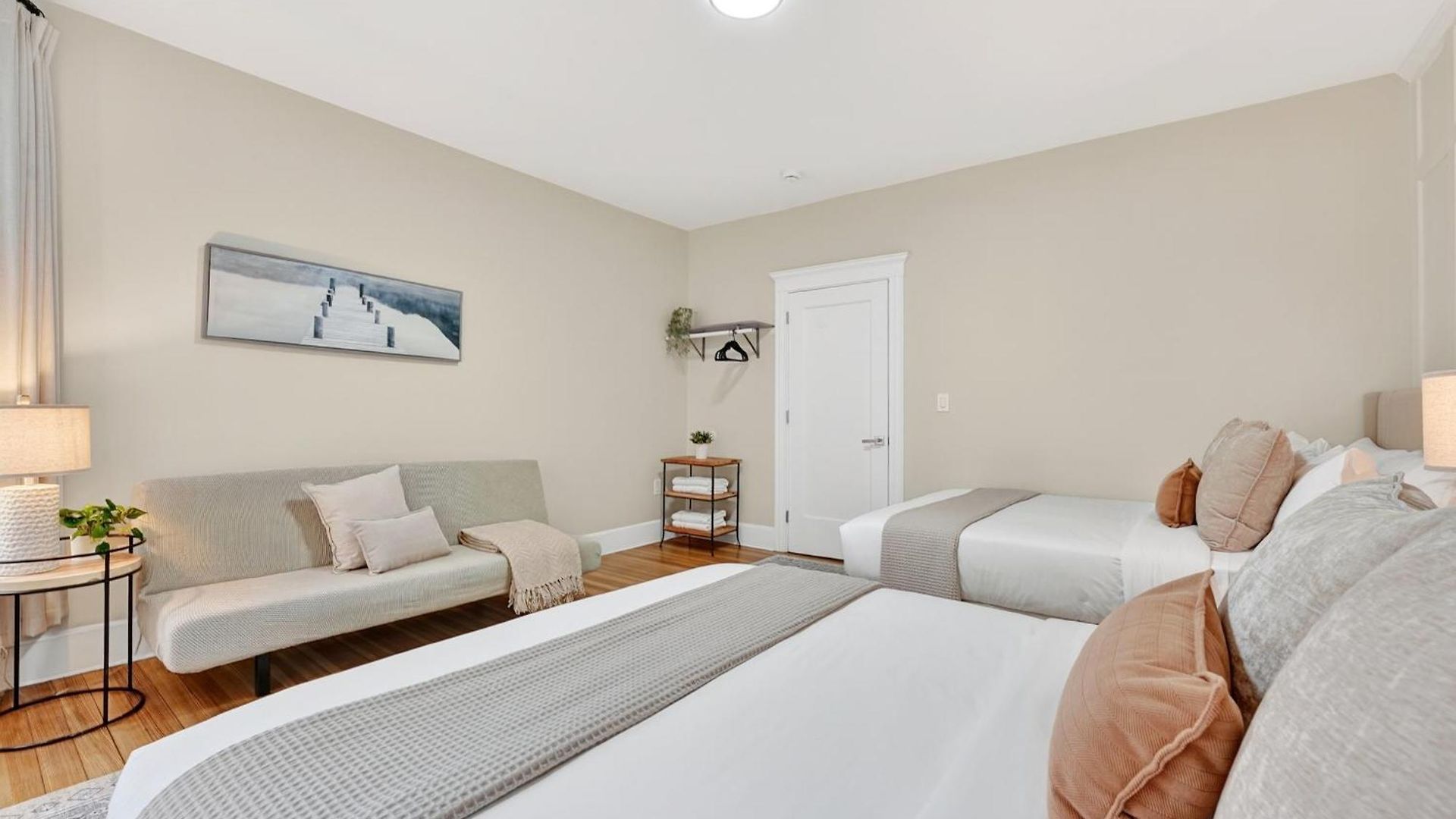 Spacious 5 Bedroom Near Train & Parking Apartment Boston