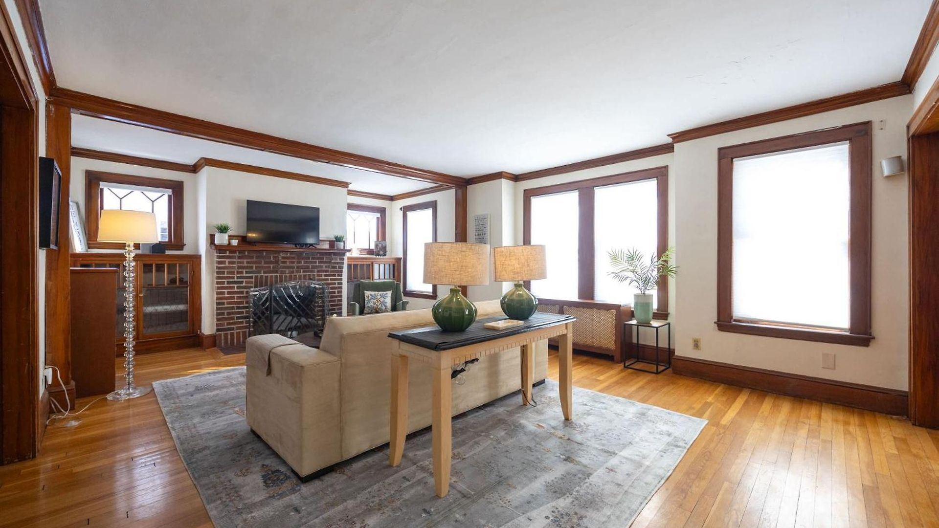 Walk To T, Jamaica Pond, Dining & Whole Foods Apartment *