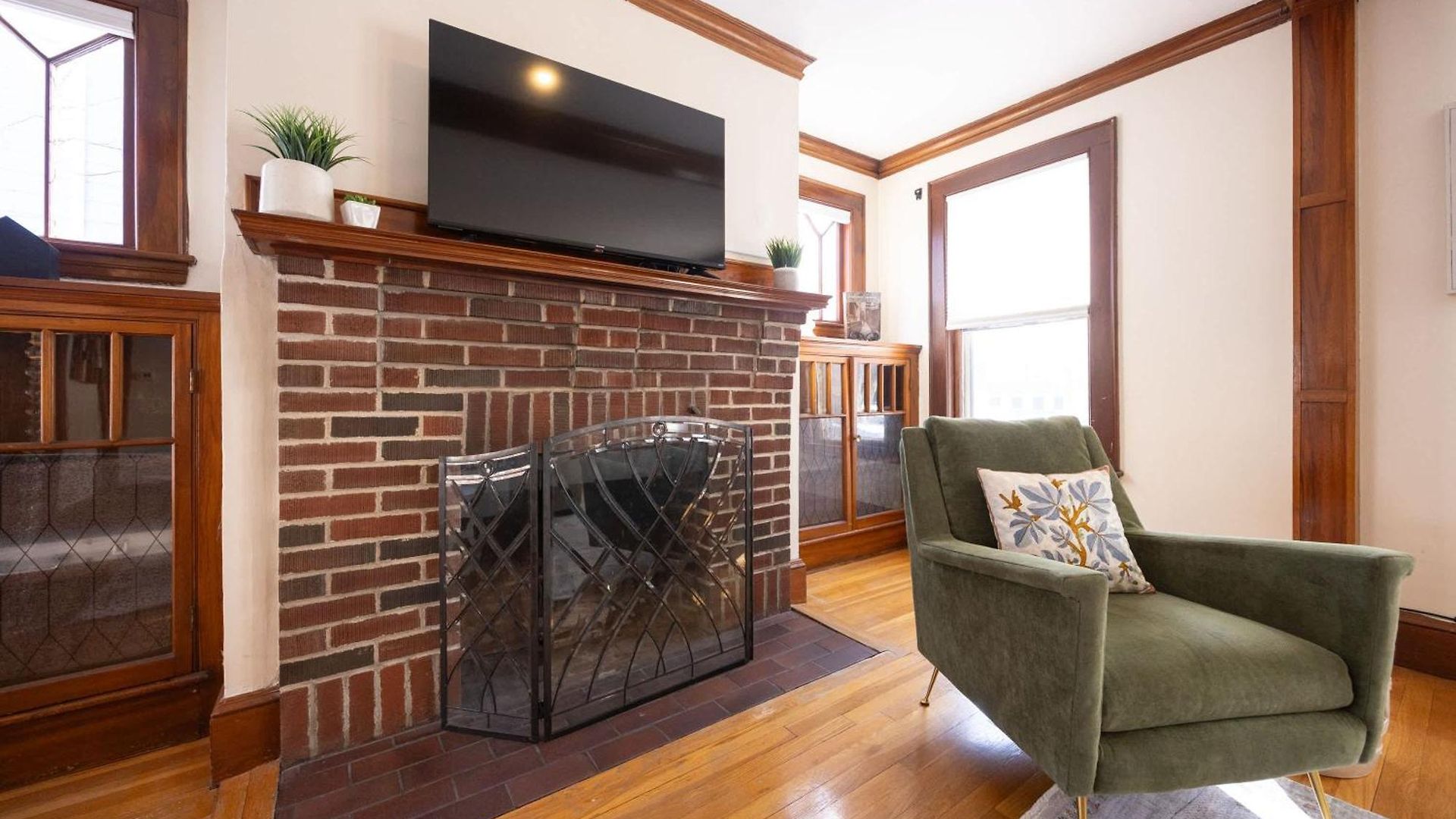 Apartment Walk To T, Jamaica Pond, Dining & Whole Foods *