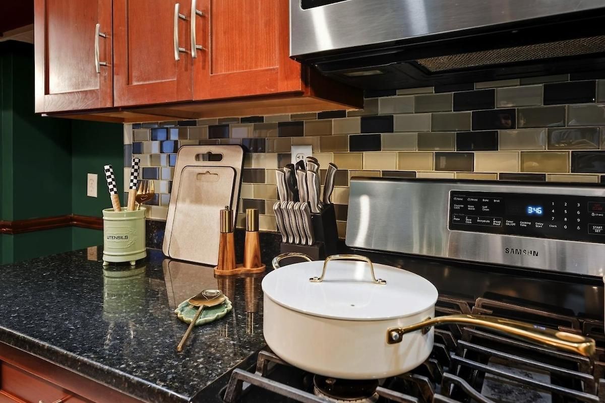 Apartment Charming 3br Garage Ev, Pool Table Boston