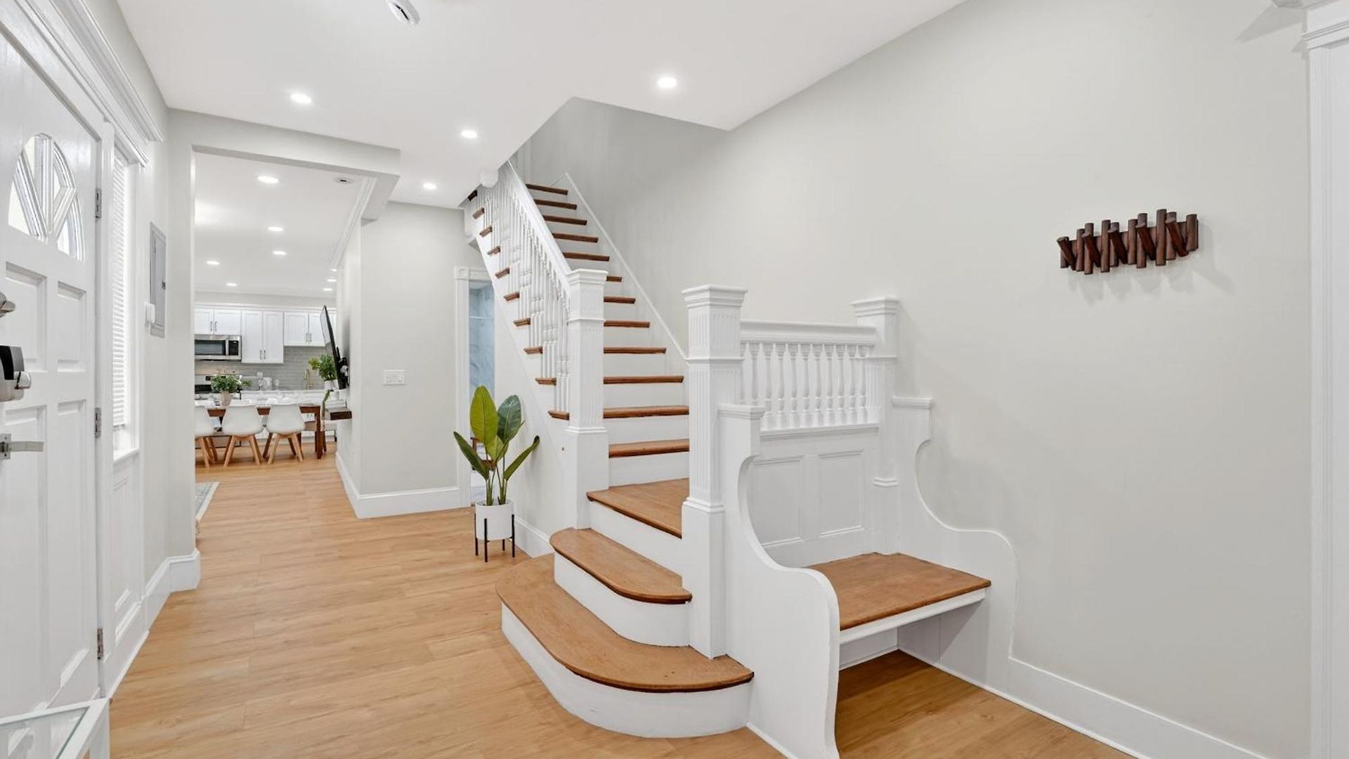 Spacious 5 Bedroom Near Train & Parking Apartment Boston
