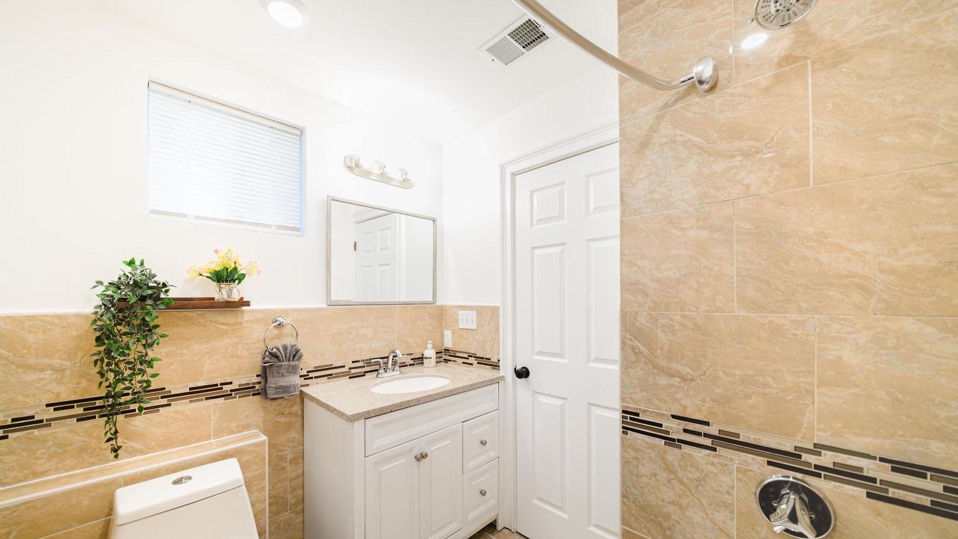 Inviting 4br - Kid Friendly - Near I-95 & Free Parking 90-2