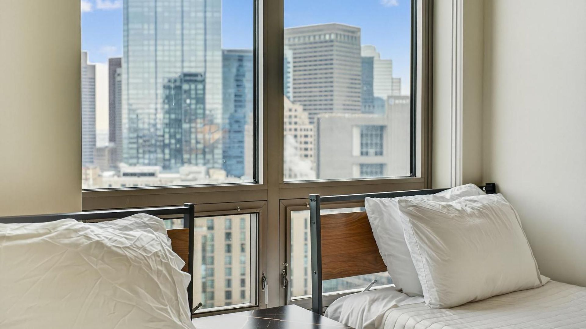 2 Bedroom Lux In Downtown Tower Apartment *