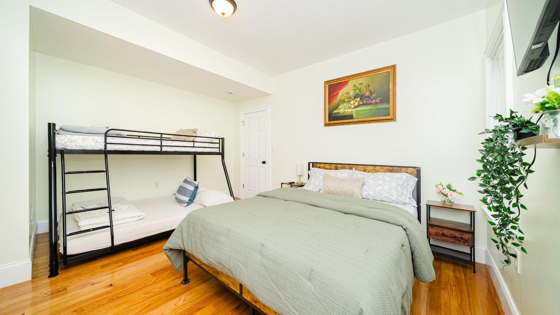 Inviting 4br - Kid Friendly - Near I-95 & Free Parking 90-2 *