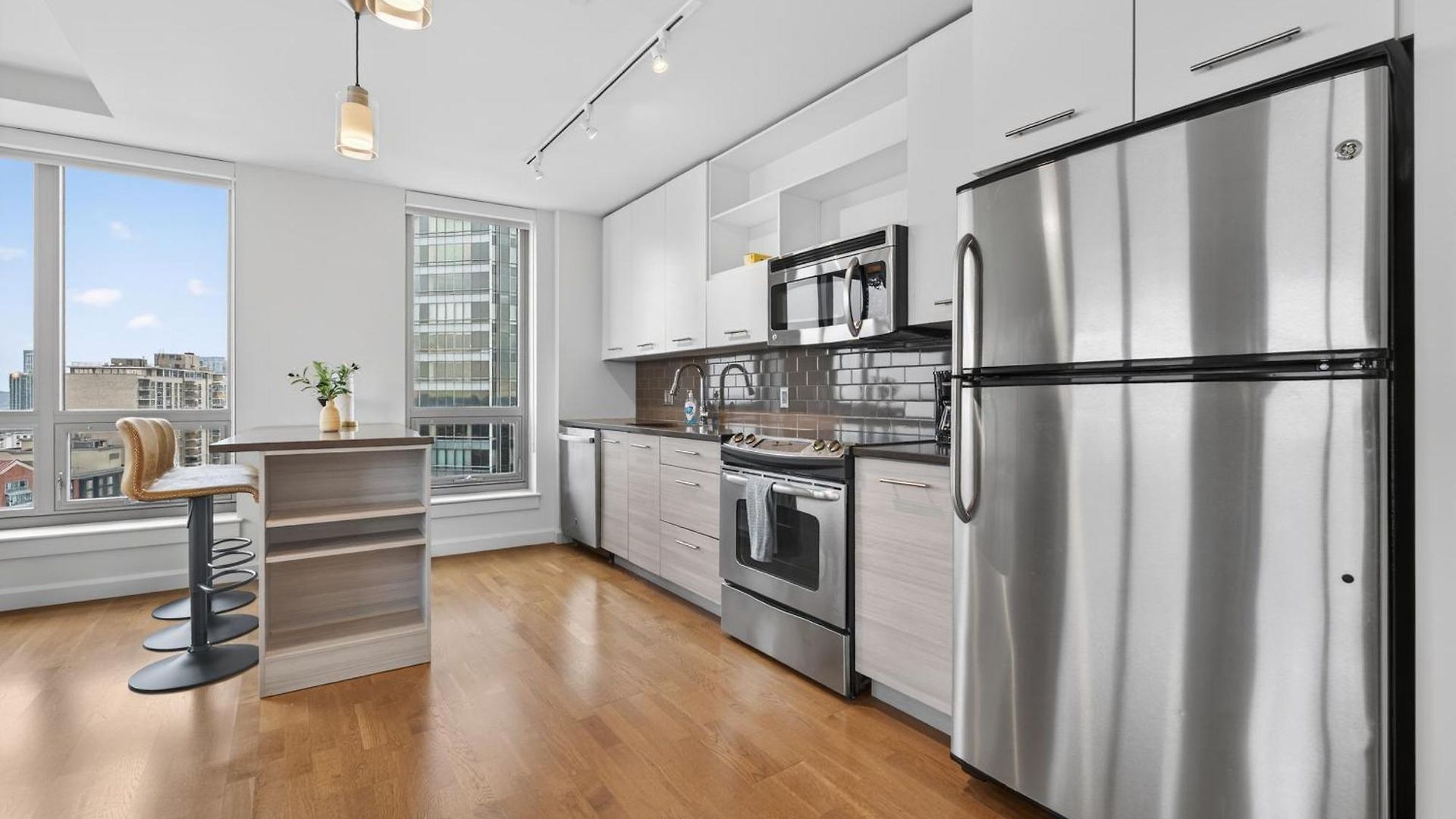 2 Bedroom Lux In Downtown Tower Apartment