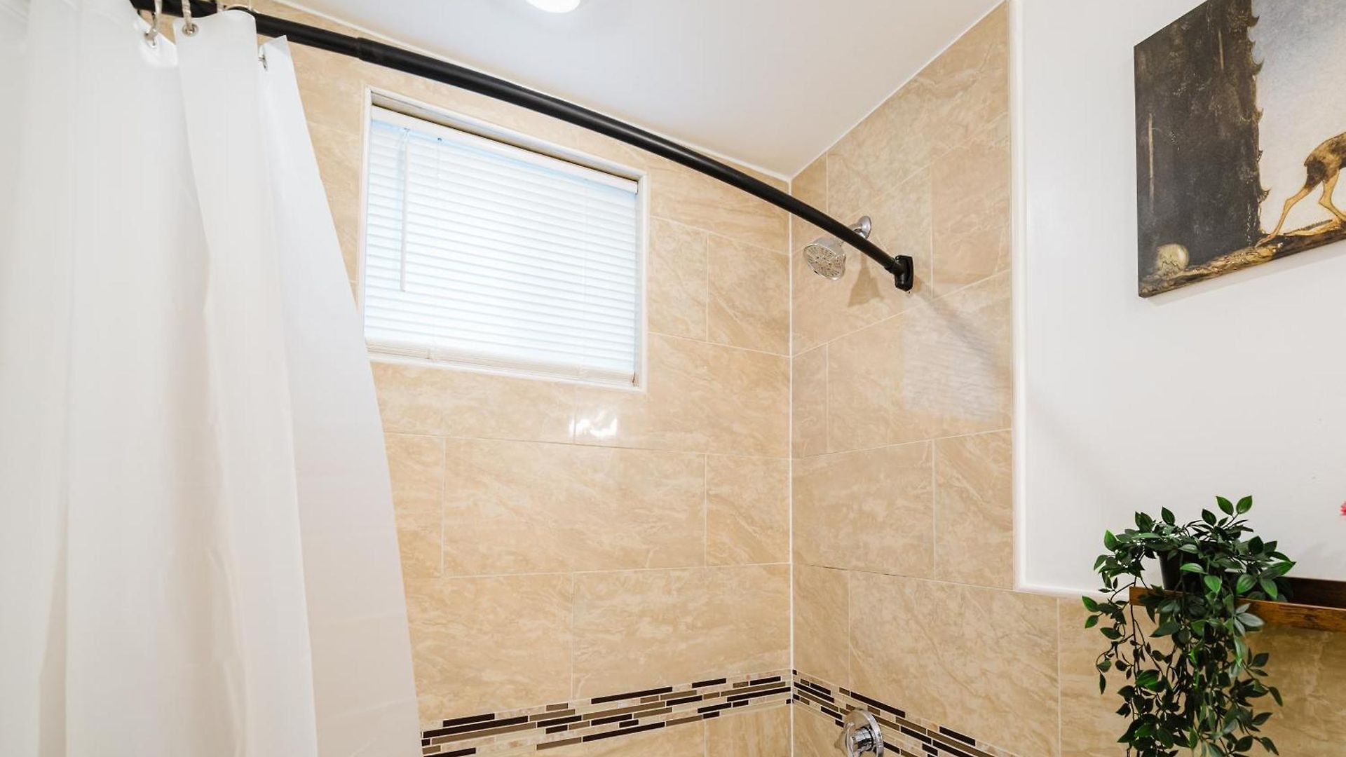 Apartment Inviting 4br - Kid Friendly - Near I-95 & Free Parking 90-2