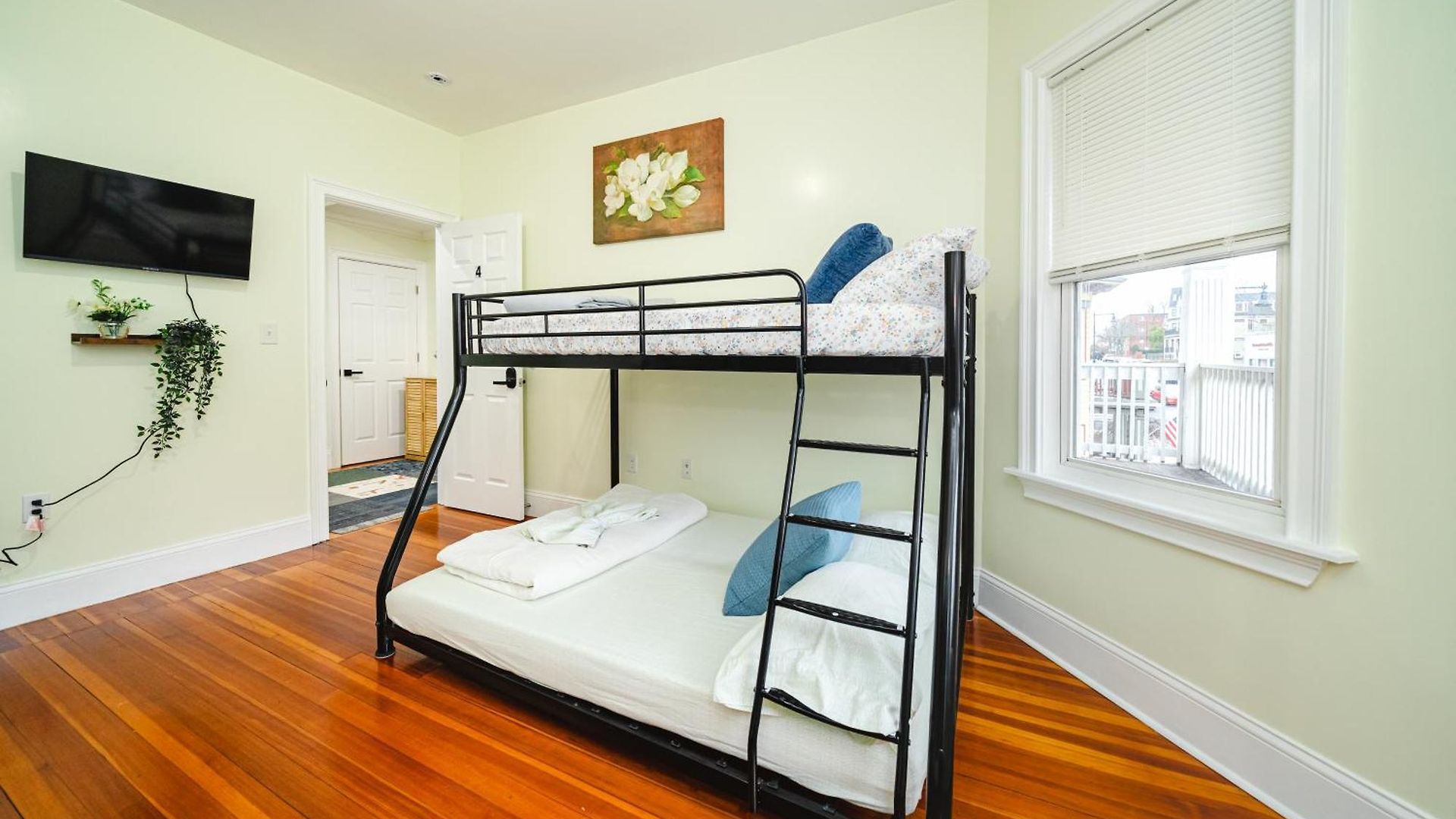 Apartment Inviting 4br - Kid Friendly - Near I-95 & Free Parking 90-2 *