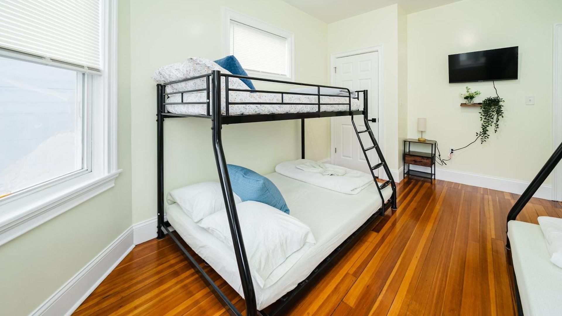 Apartment Inviting 4br - Kid Friendly - Near I-95 & Free Parking 90-2 Boston