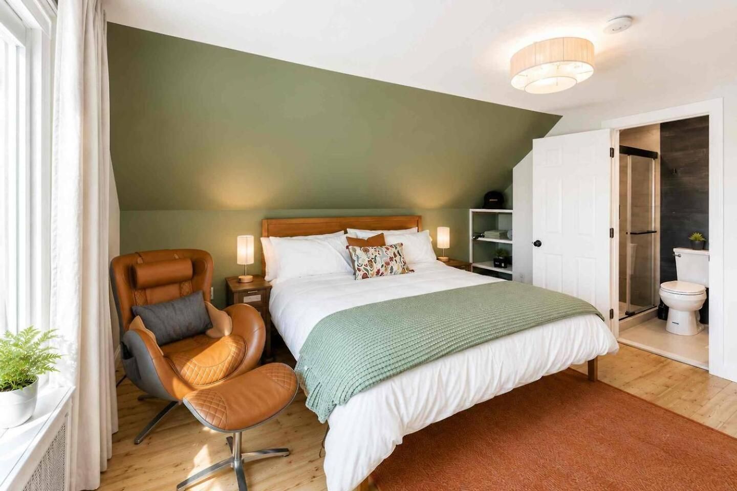 Bright King Suite, Massage Chair & Private Bath * Boston