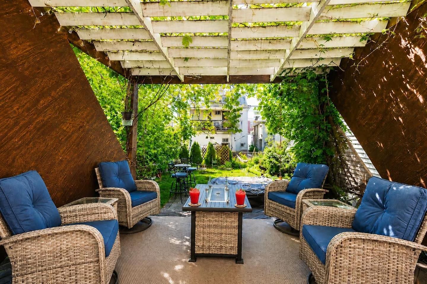 Hot Tub, Private Backyard & Bbq Near Airport Holiday home