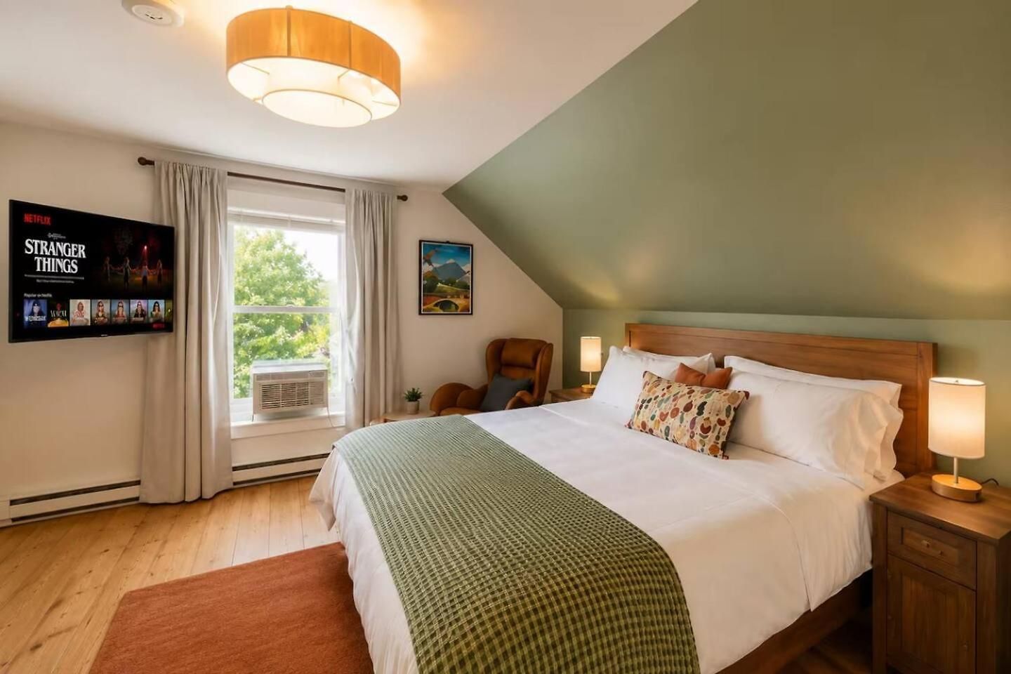 Holiday home Hot Tub, Private Backyard & Bbq Near Airport *