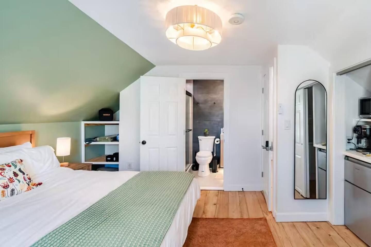 Homestay Bright King Suite, Massage Chair & Private Bath Boston