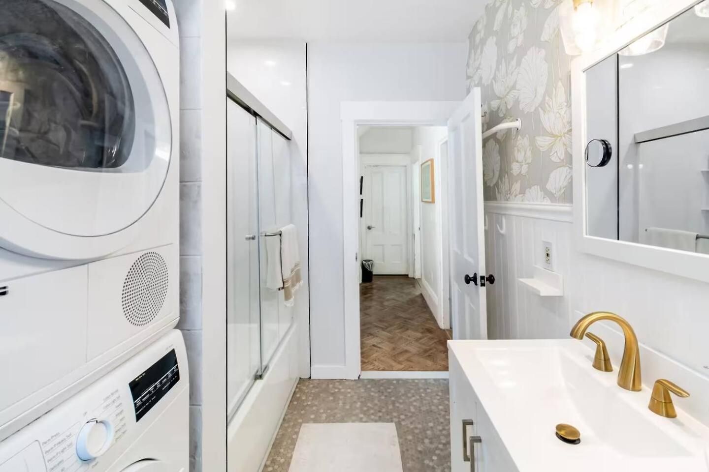 Hot Tub, Private Backyard & Bbq Near Airport Holiday home