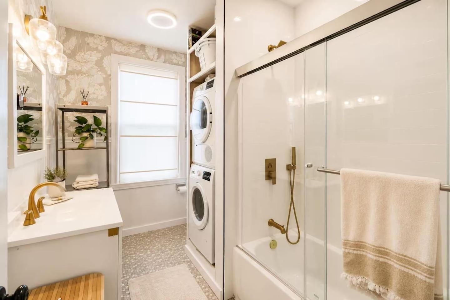 Hot Tub, Private Backyard & Bbq Near Airport Boston