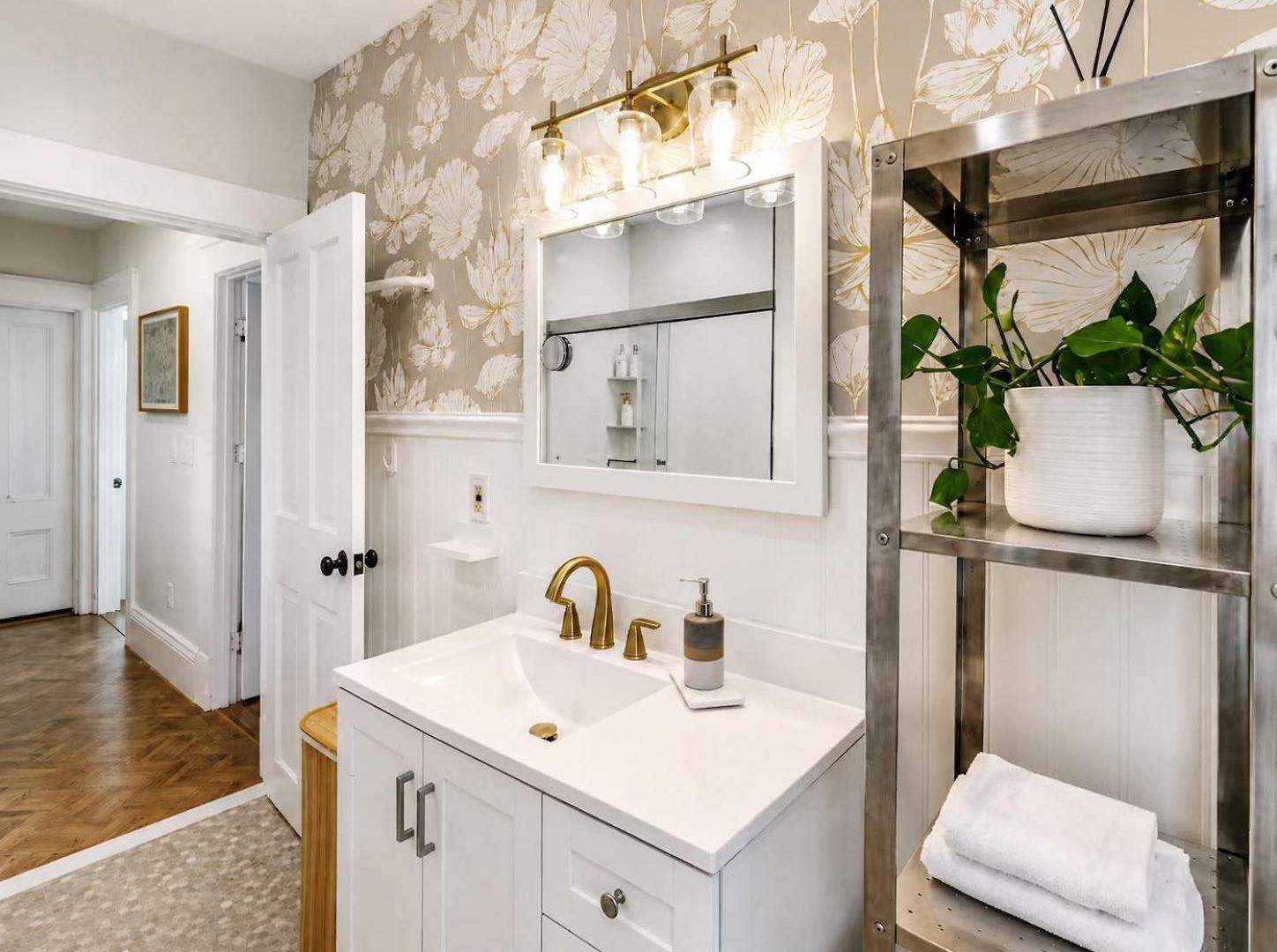 Hot Tub, Private Backyard & Bbq Near Airport Boston