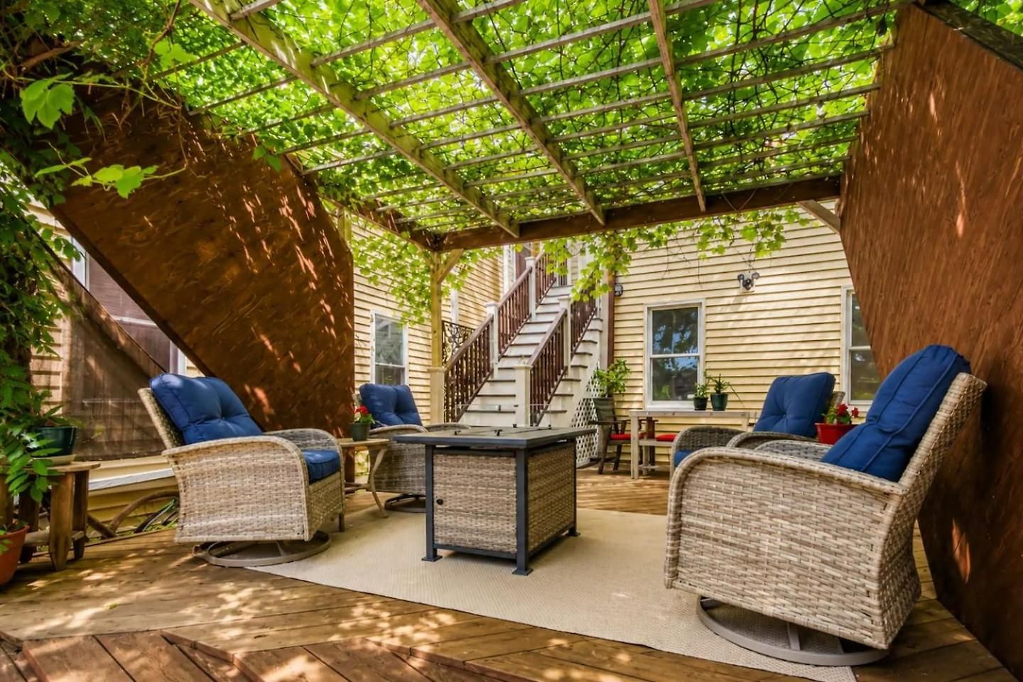 Hot Tub, Private Backyard & Bbq Near Airport Holiday home Boston