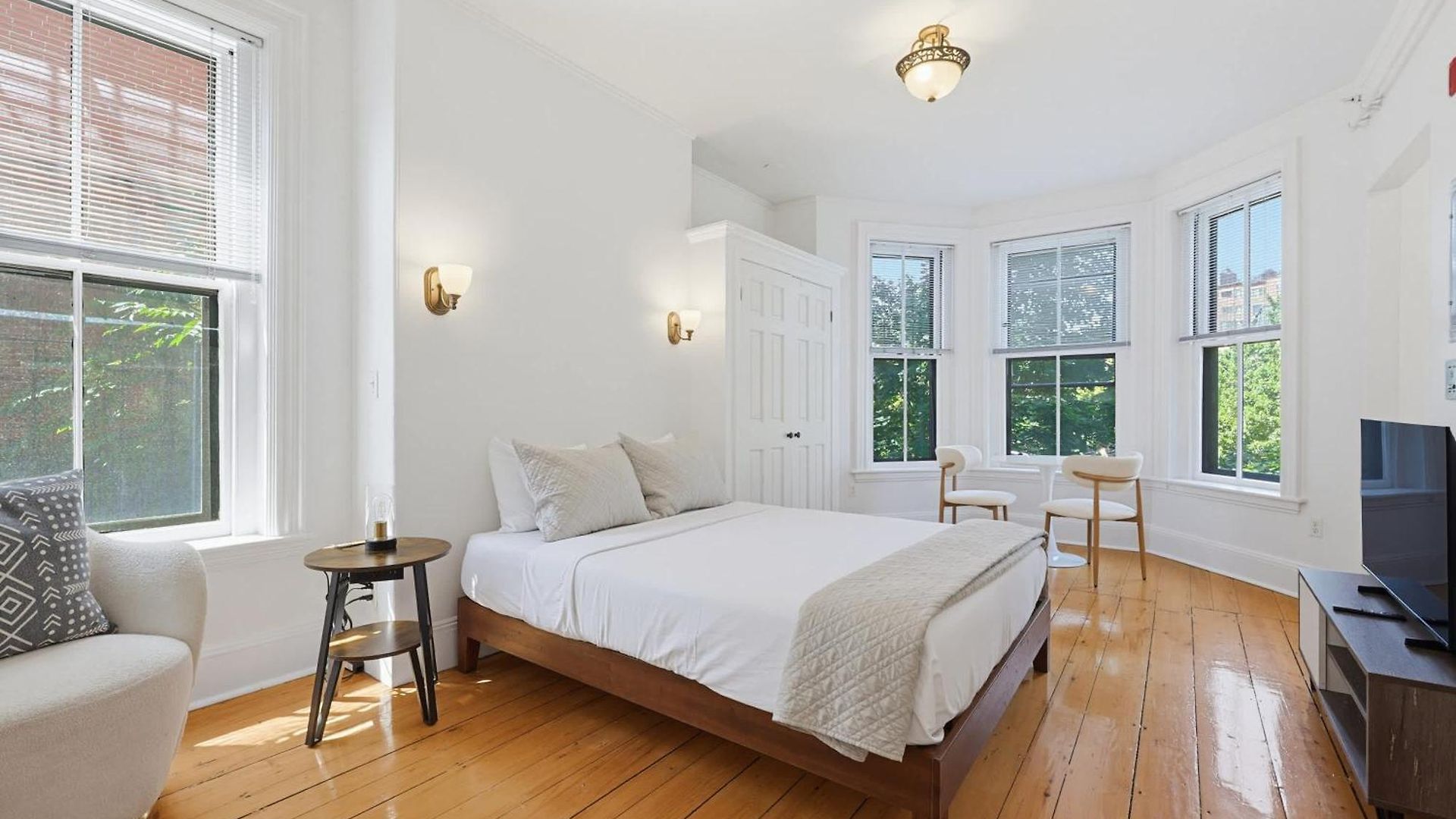 Apartment Brownstone, Steps To Shopping & Dining