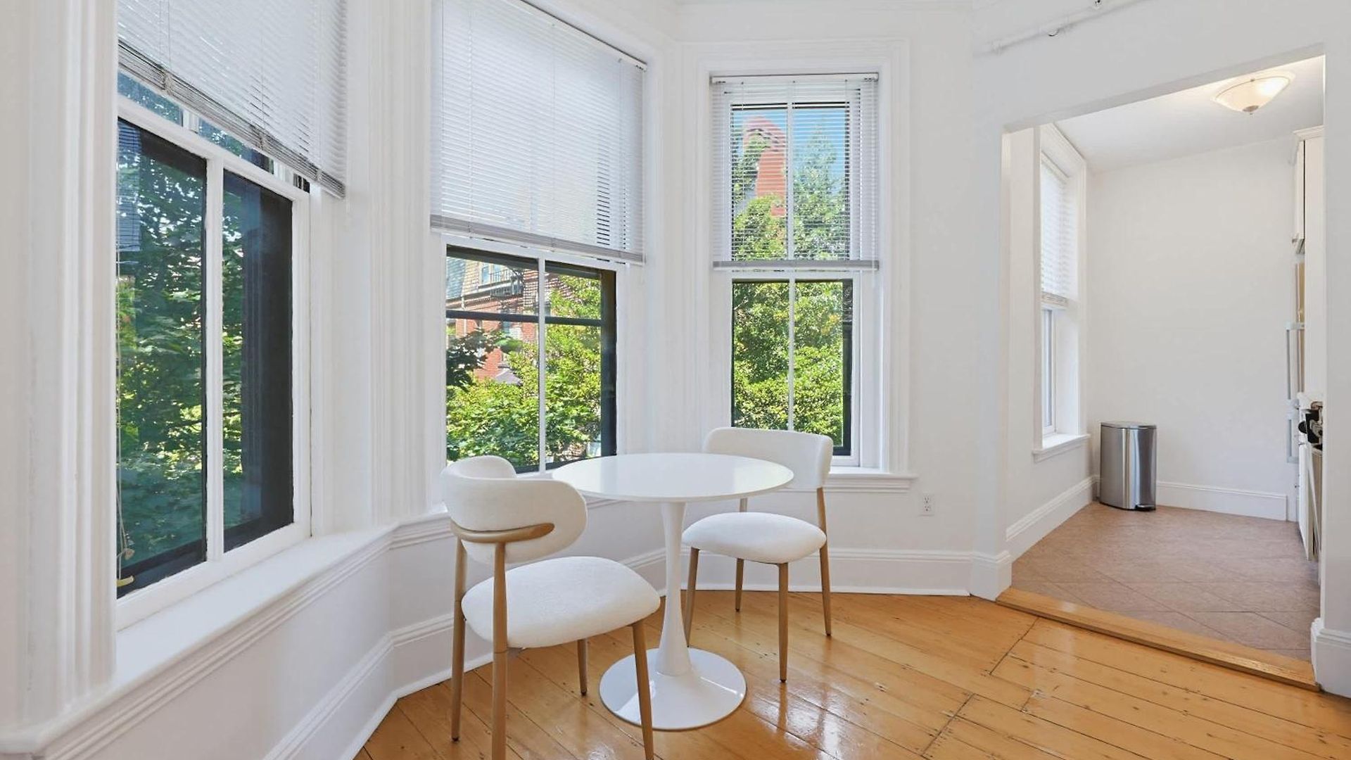 Brownstone, Steps To Shopping & Dining Apartment