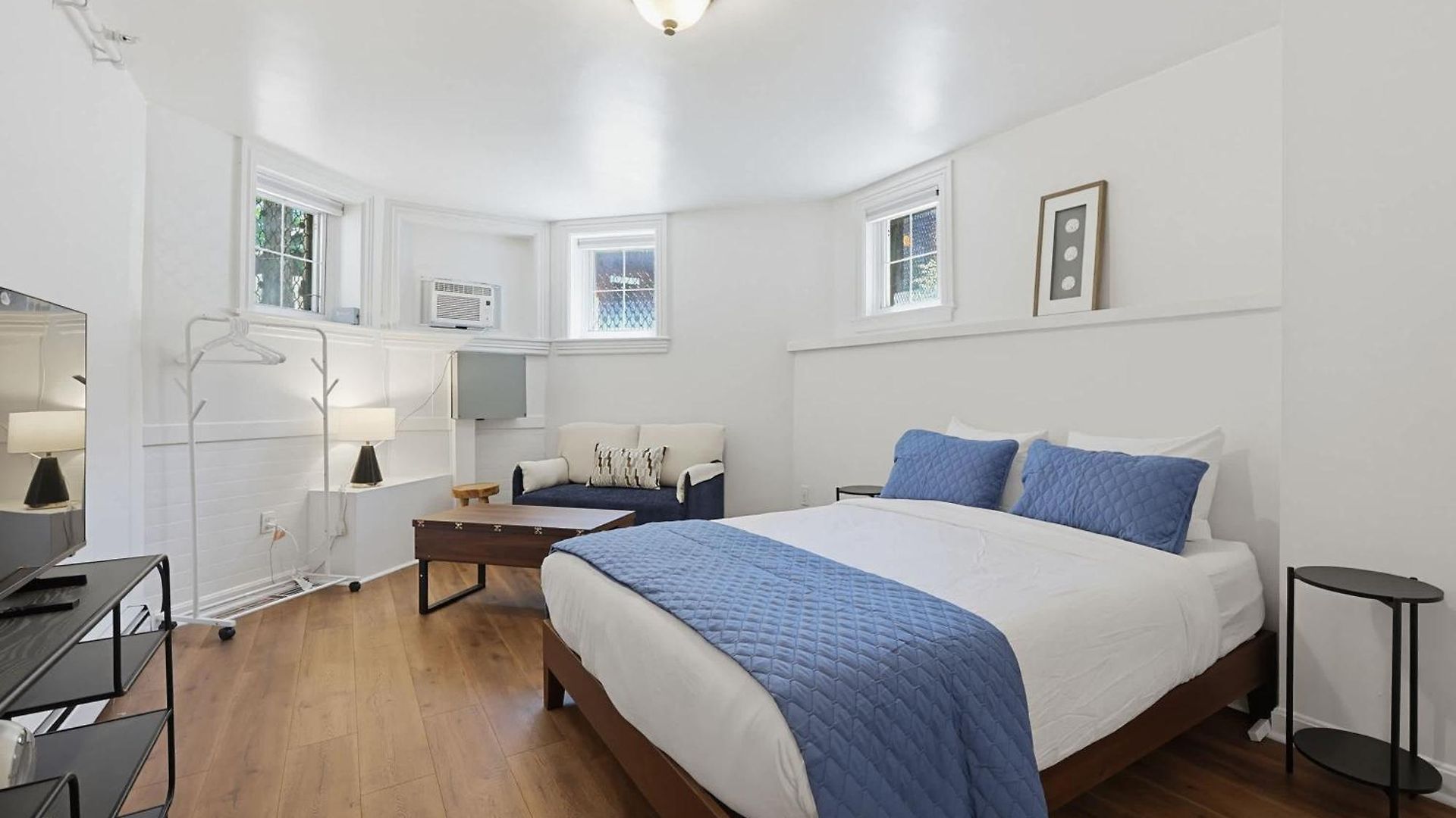 Polished Back Bay Near Shops & Dining Apartment *