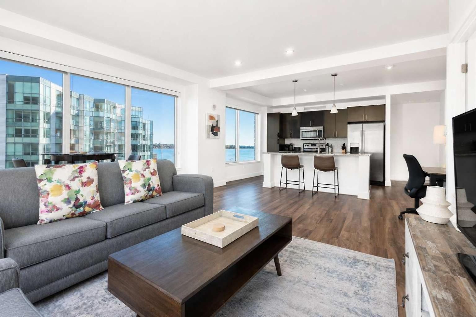Spacious In Seaport Apartment *