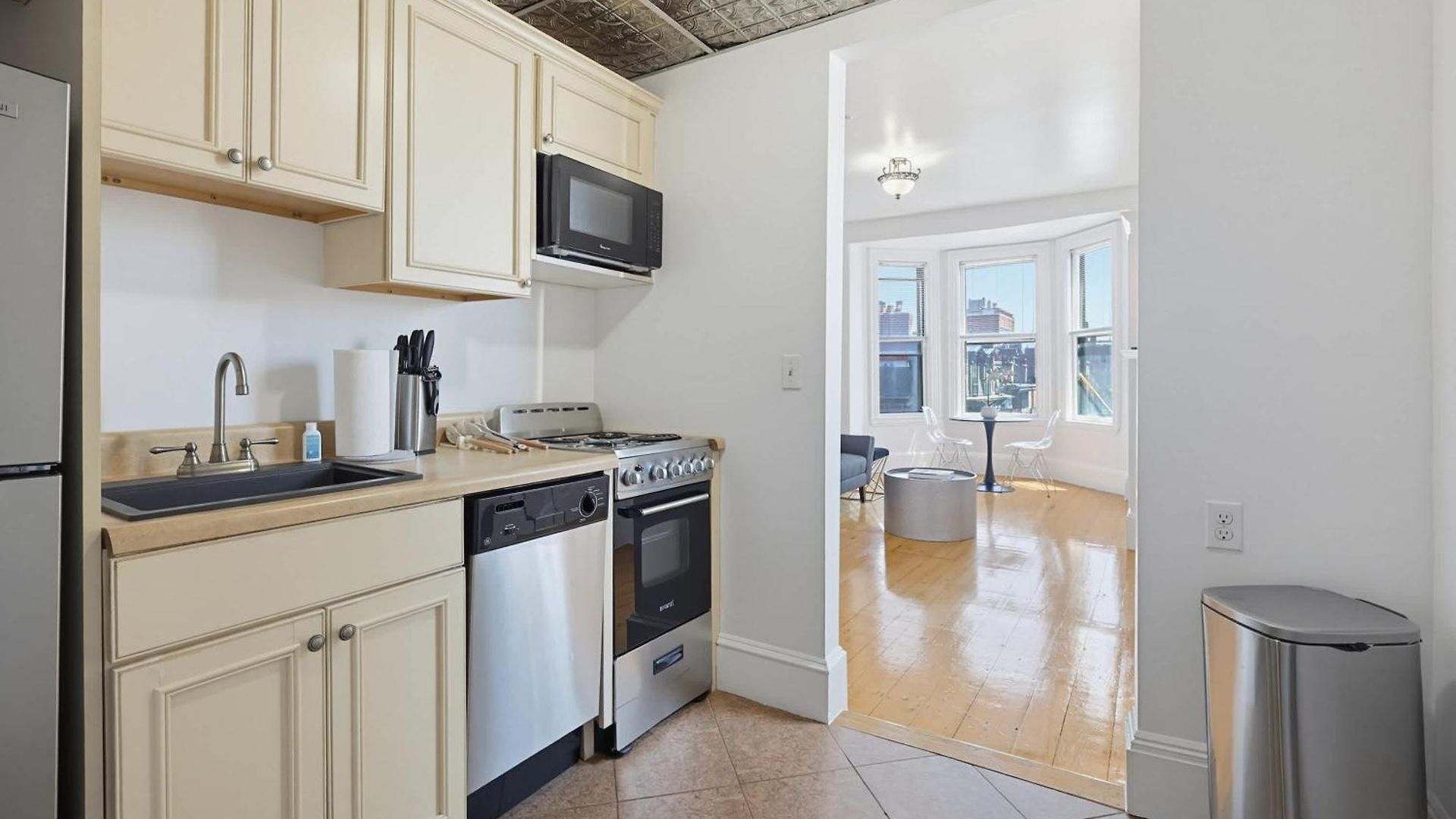 Back Bay Near Line, Dining & Hynes Apartment Boston