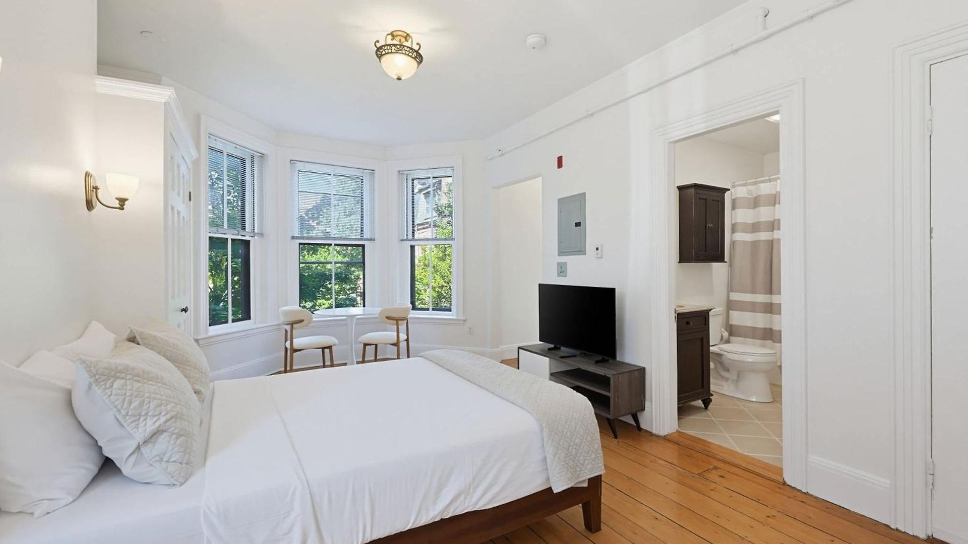 Brownstone, Steps To Shopping & Dining Apartment Boston