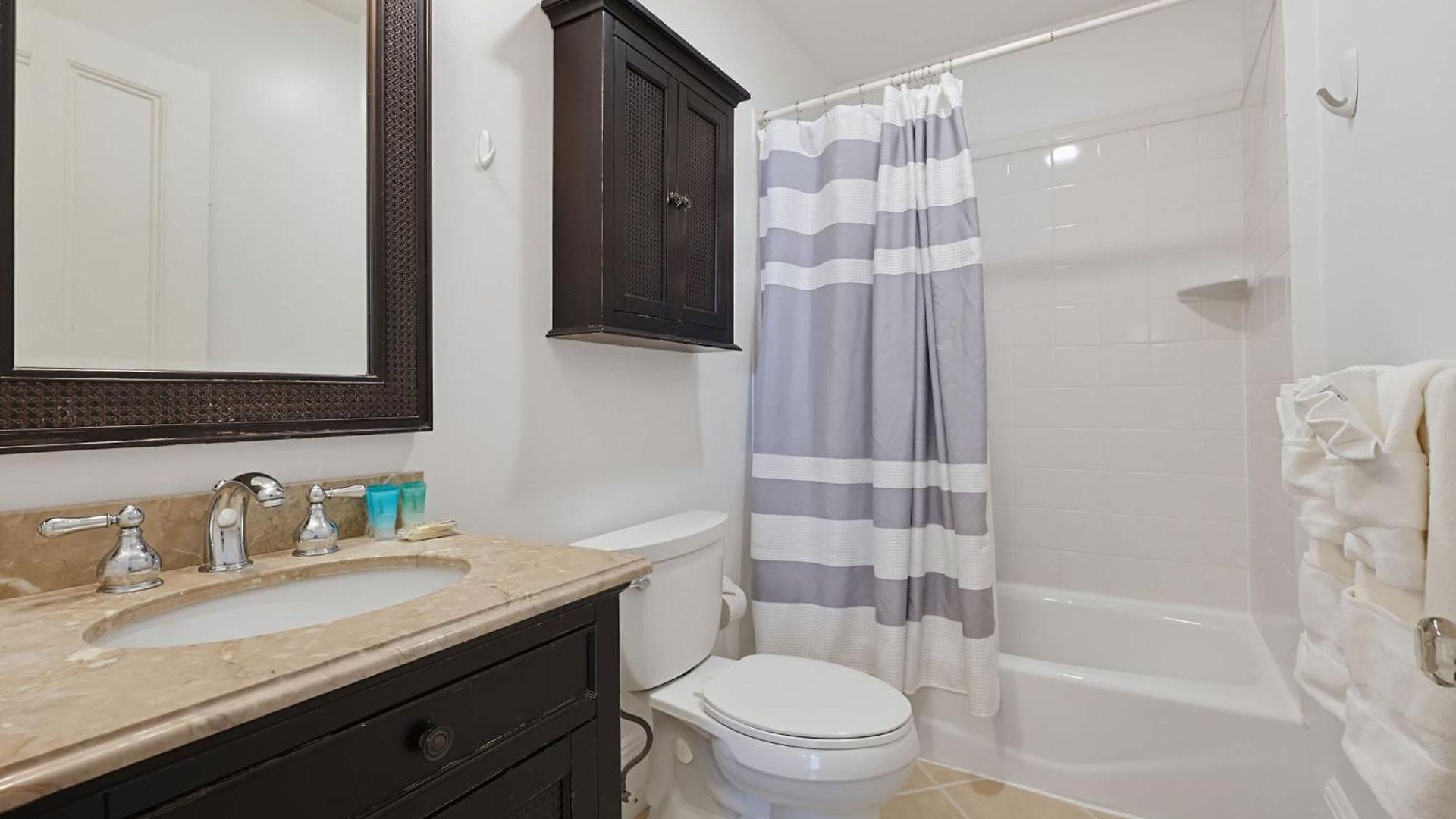 Brownstone, Steps To Shopping & Dining Apartment Boston