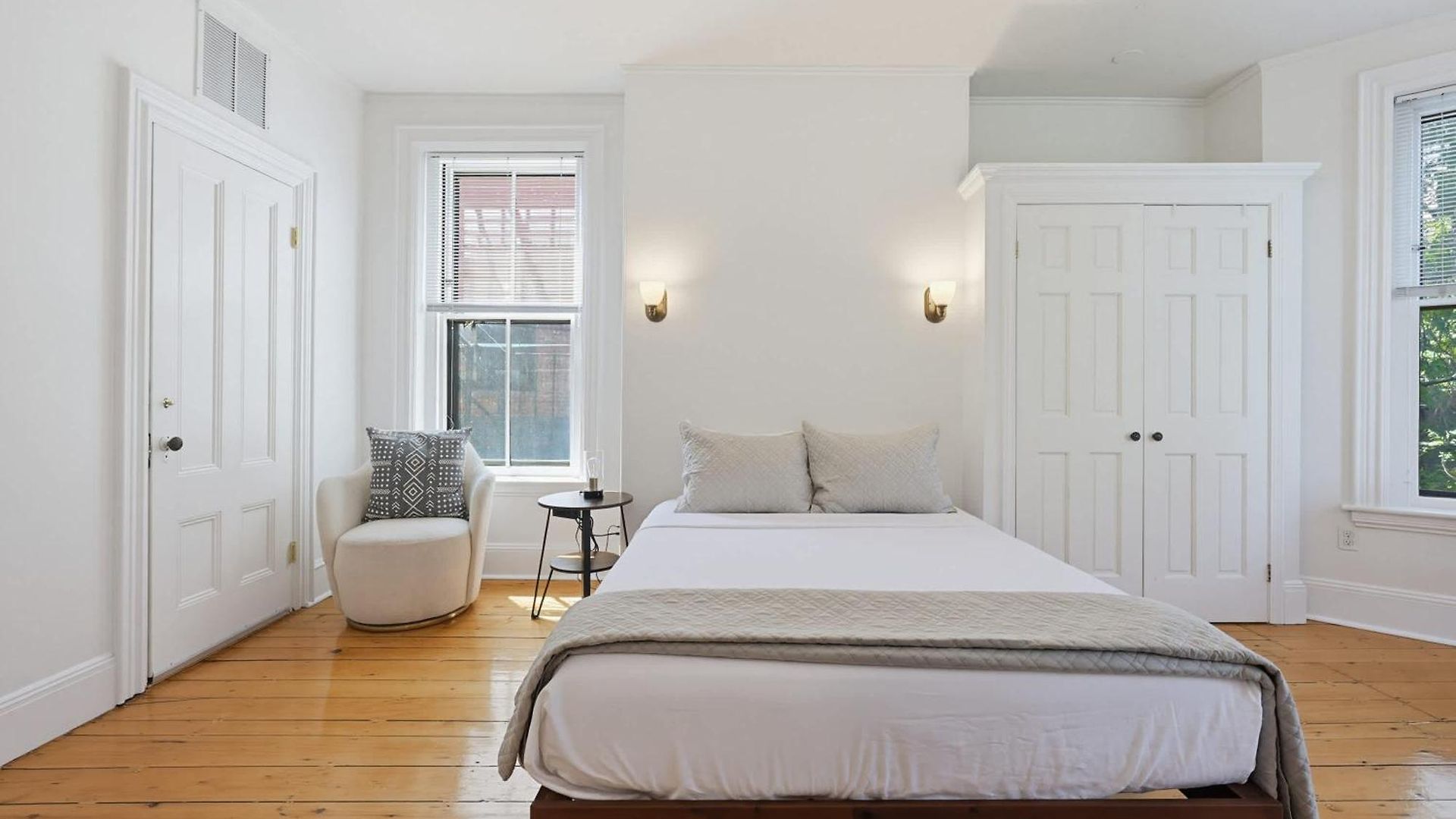 Brownstone, Steps To Shopping & Dining *