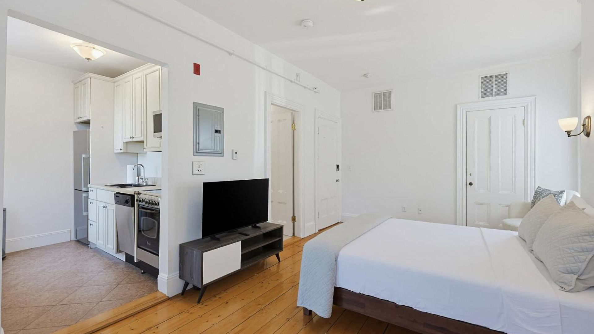 Brownstone, Steps To Shopping & Dining Apartment