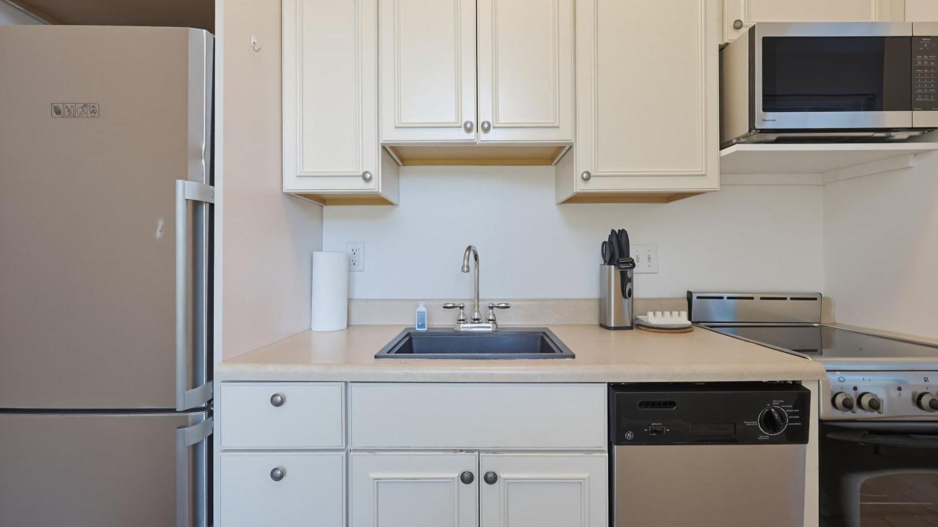 Brownstone, Steps To Shopping & Dining Apartment *