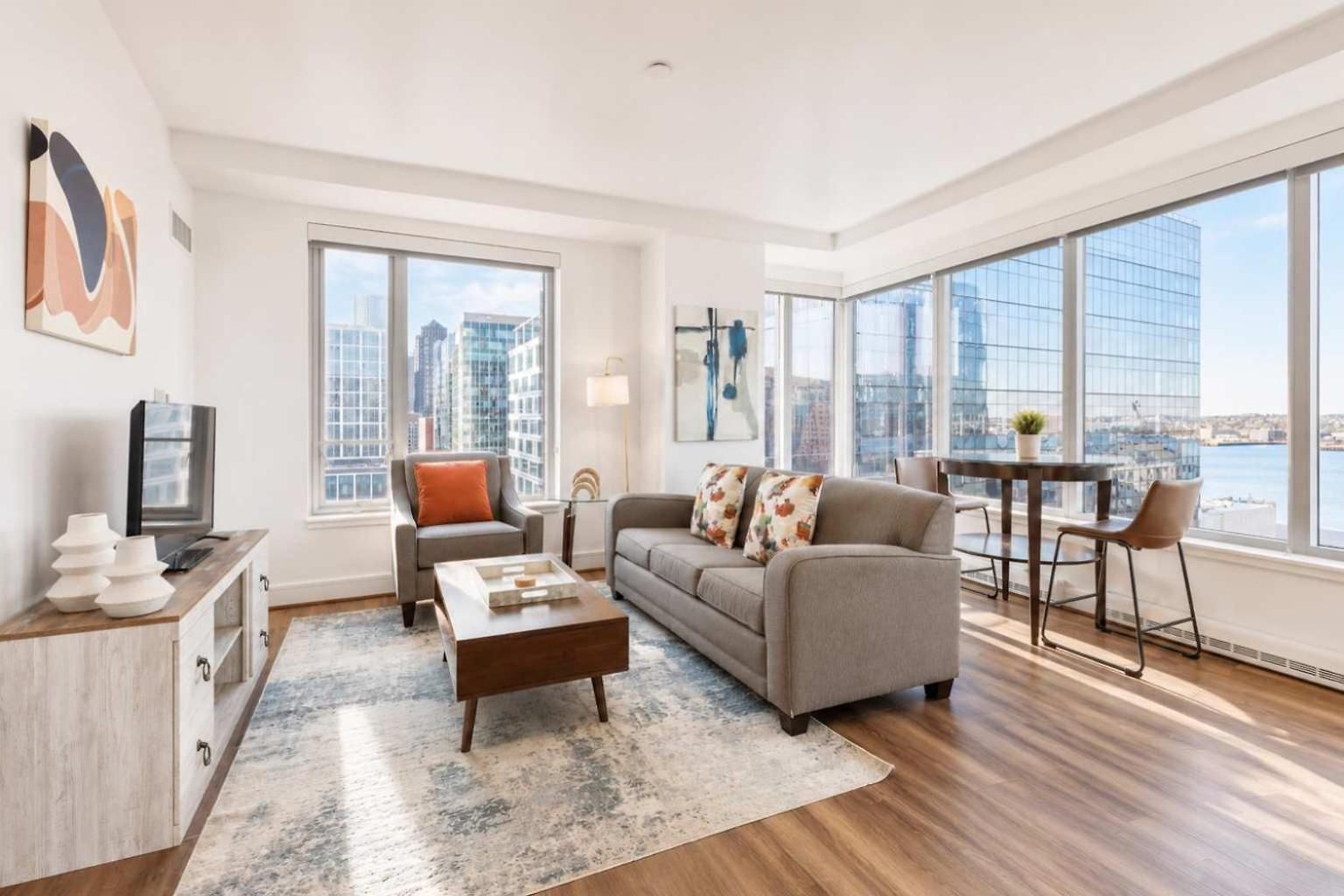 Spacious In Seaport Apartment