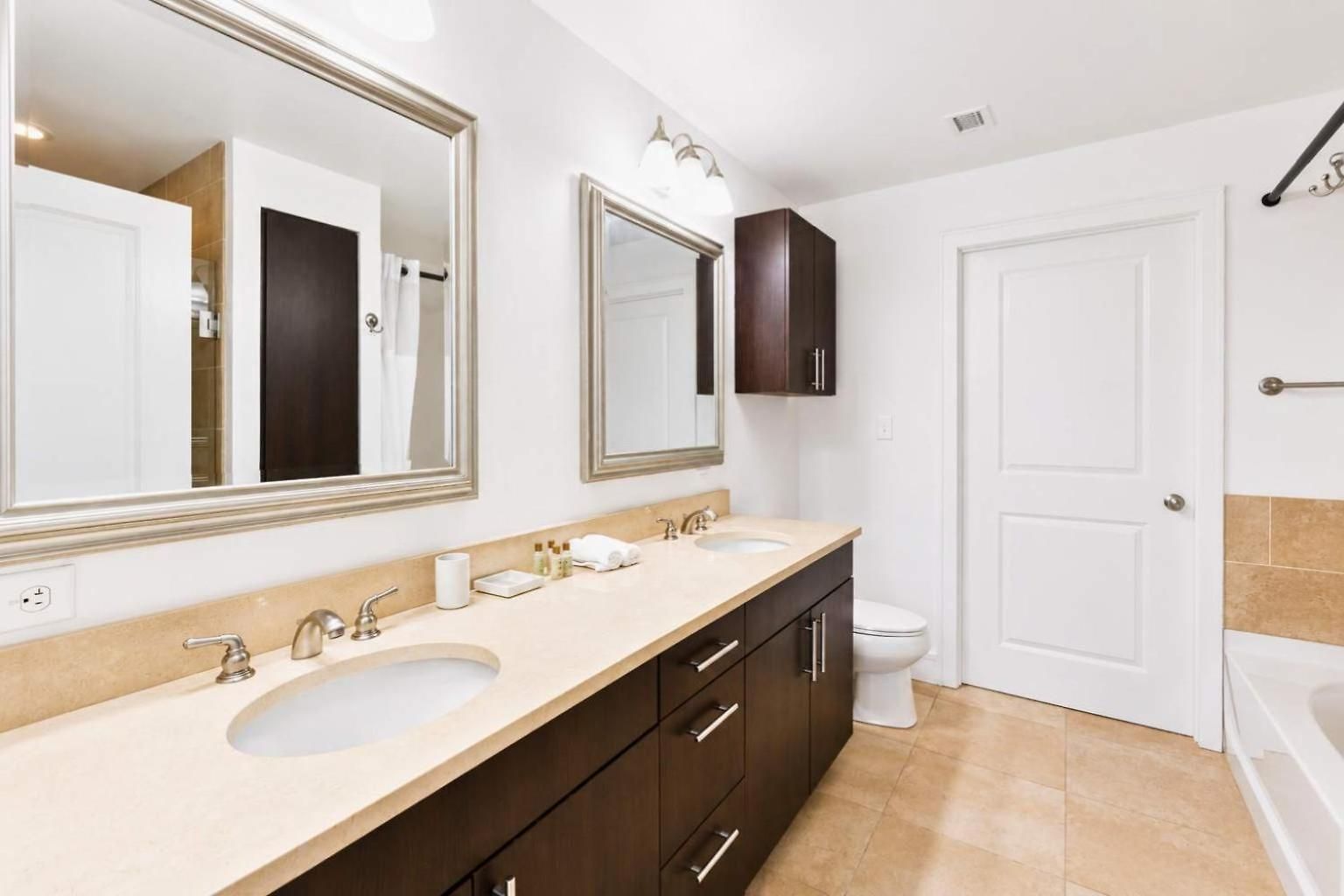 Spacious In Seaport Apartment *