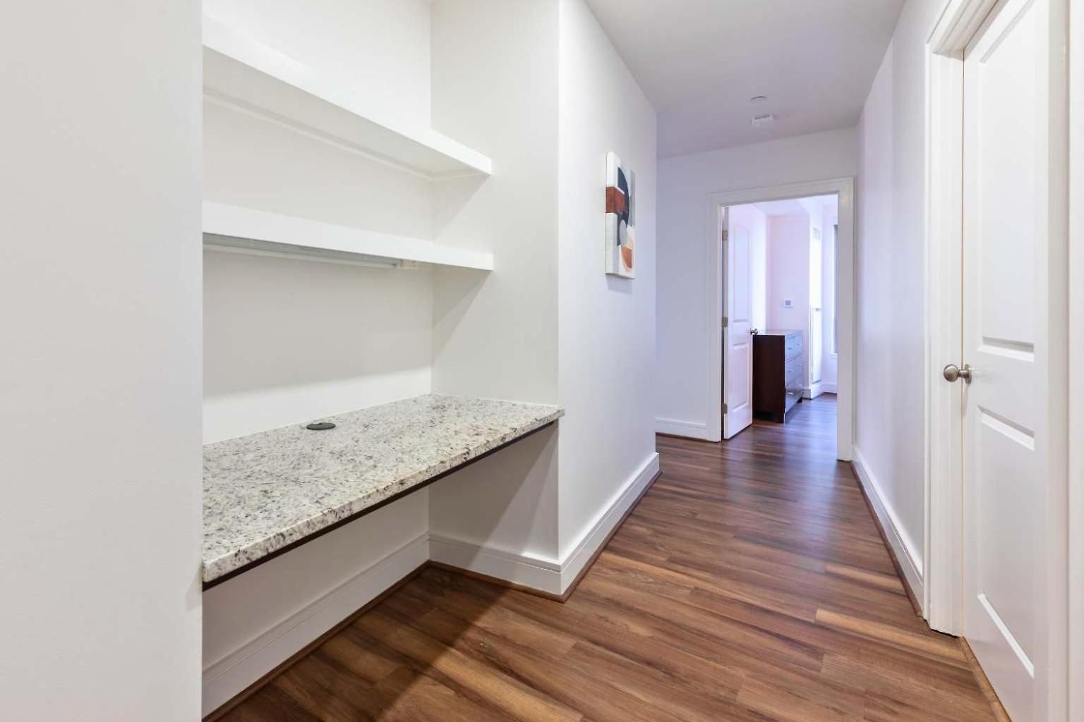 Spacious In Seaport Apartment