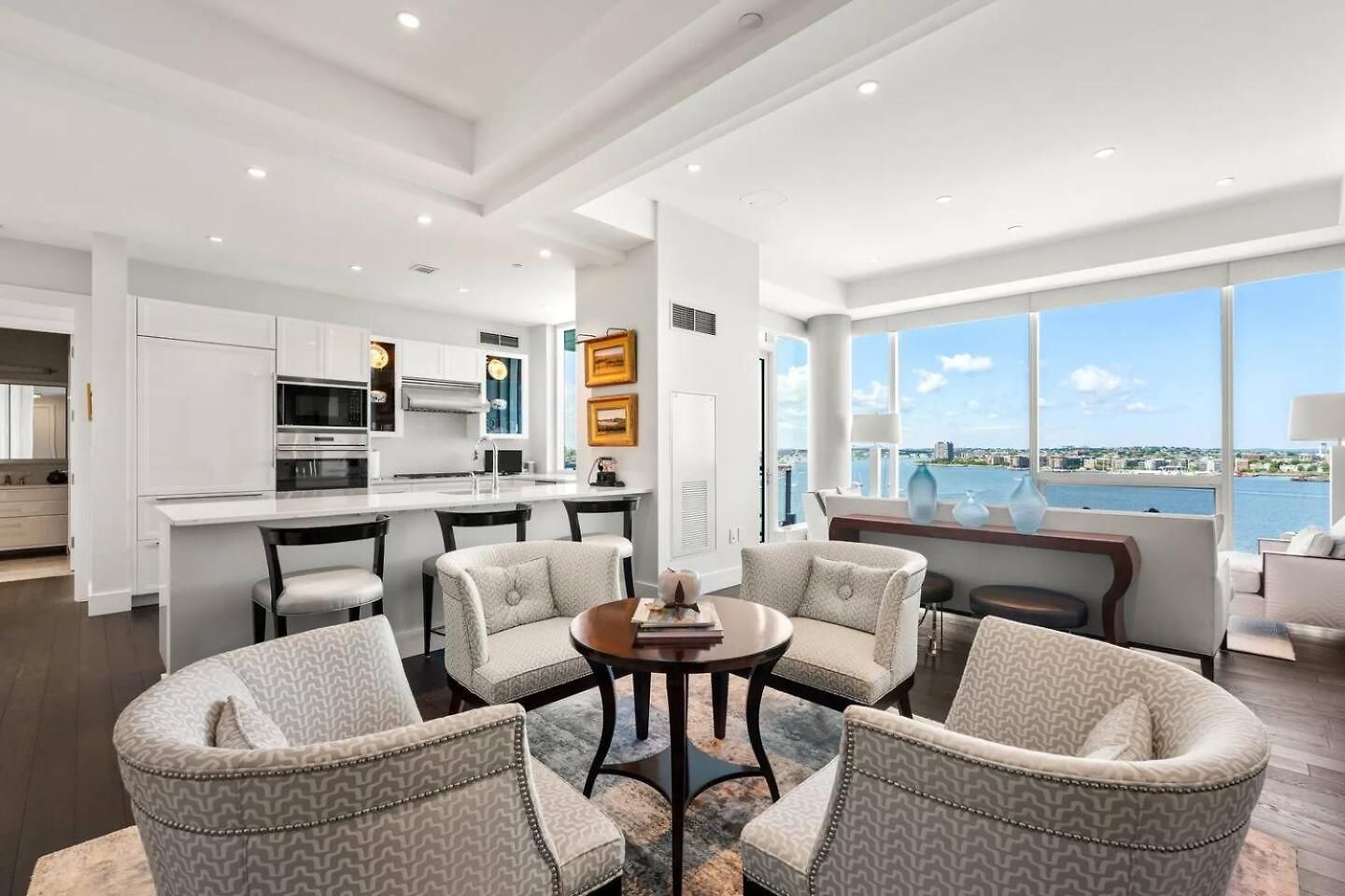 Spacious Living View * Boston