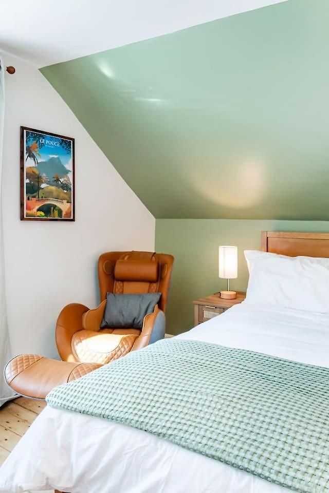2 Full Kitchens, Near Airport, Yard & Fire Pit Holiday home *