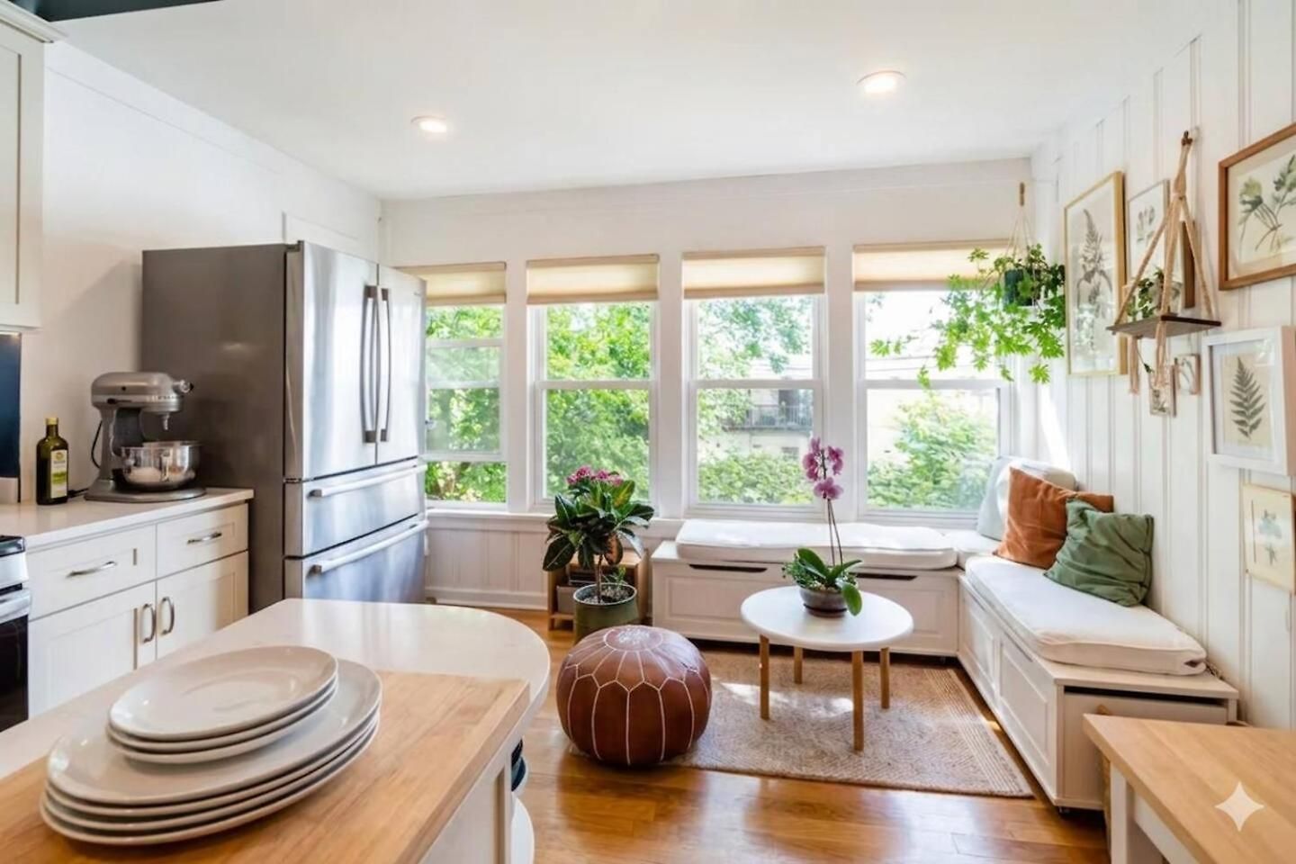 2 Full Kitchens, Near Airport, Yard & Fire Pit Holiday home