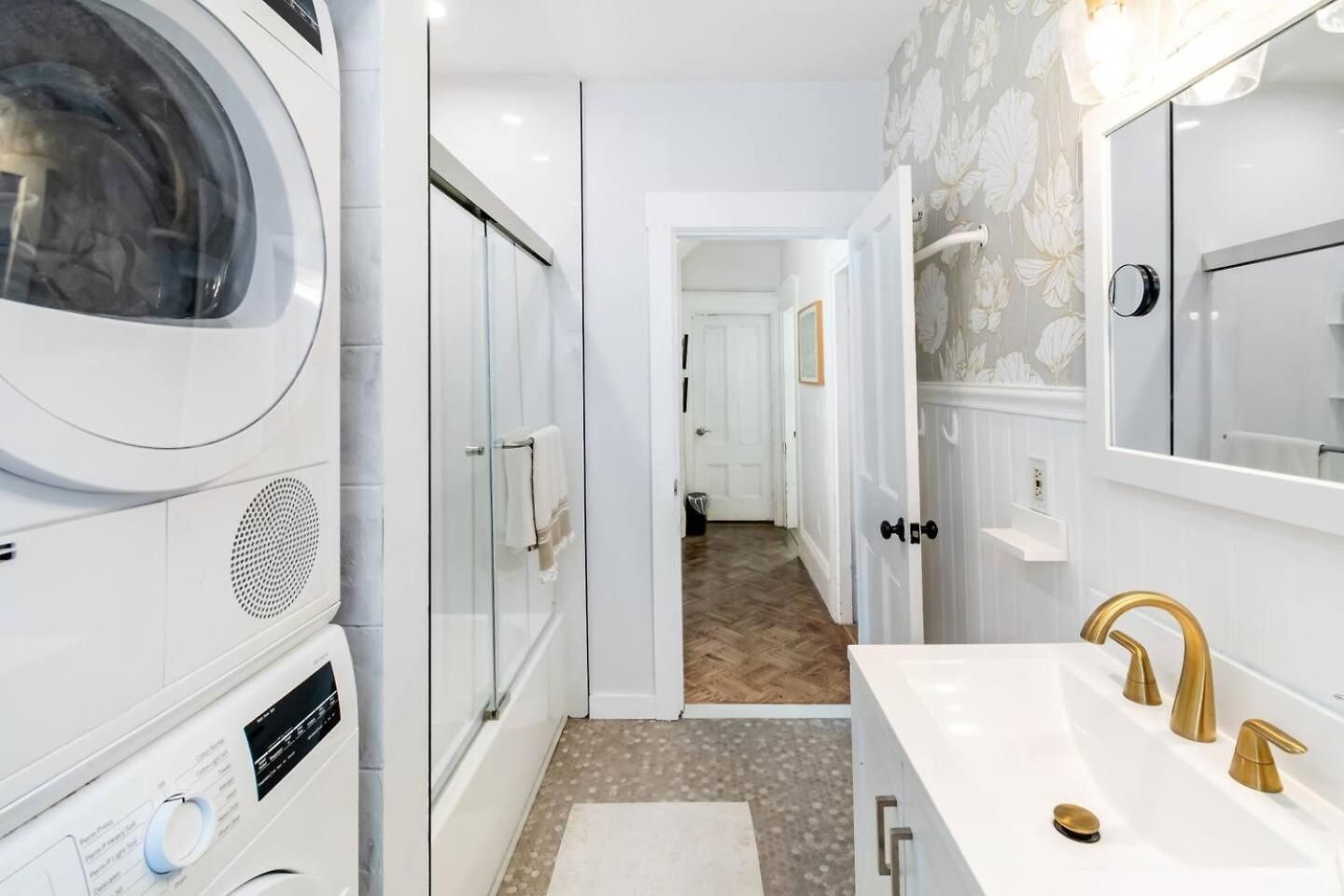 2 Full Kitchens, Near Airport, Yard & Fire Pit Holiday home