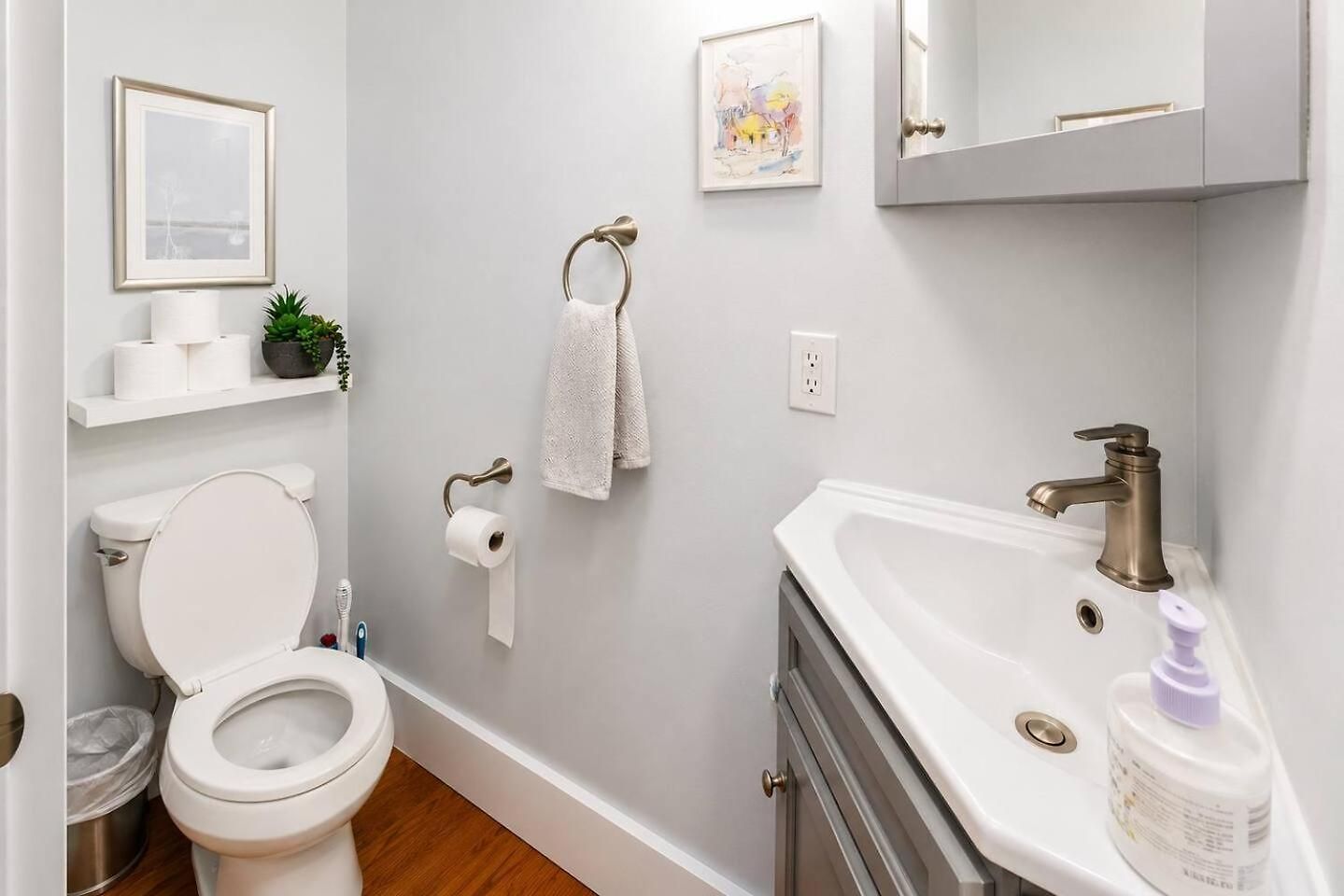 2 Full Kitchens, Near Airport, Yard & Fire Pit *