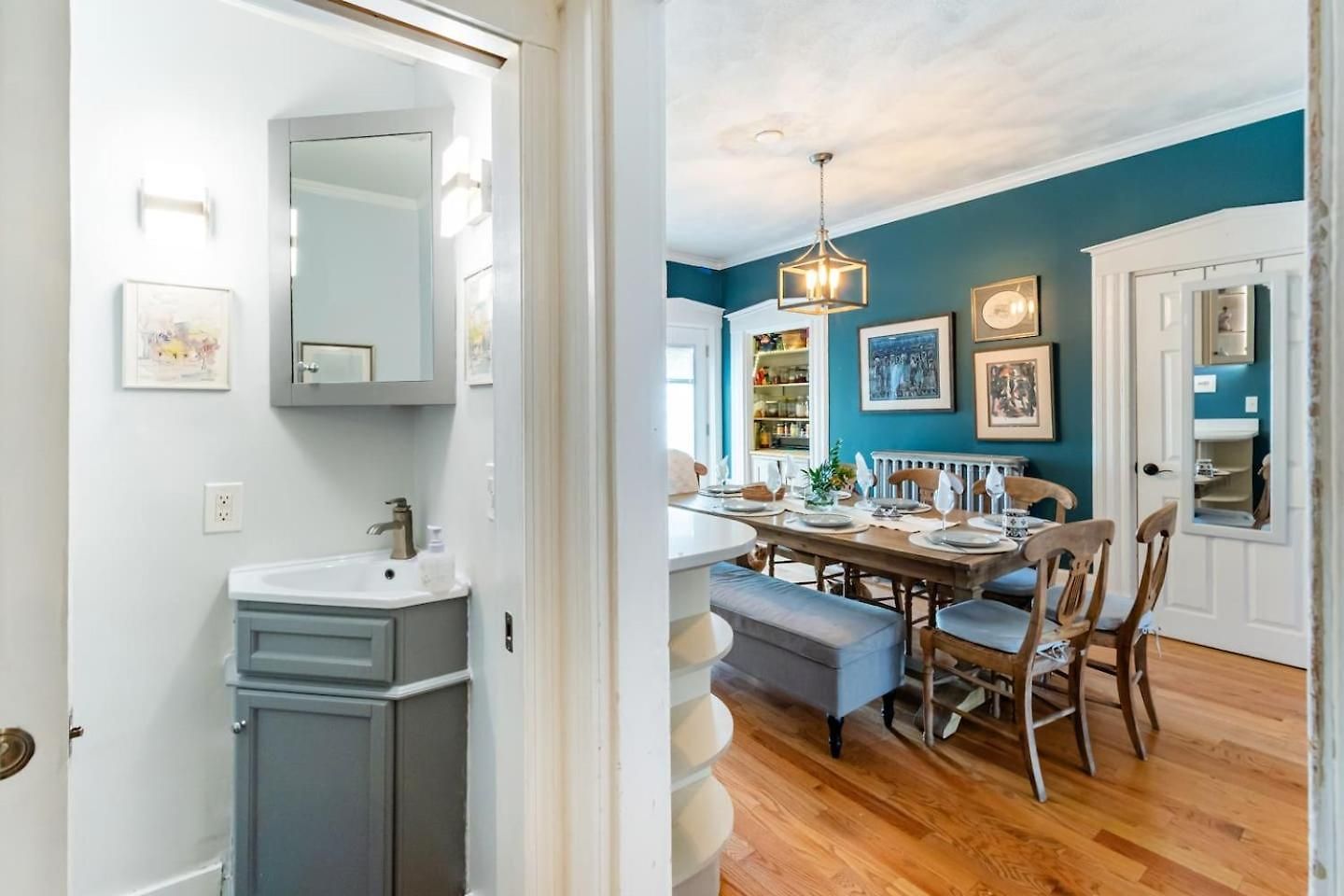 2 Full Kitchens, Near Airport, Yard & Fire Pit *
