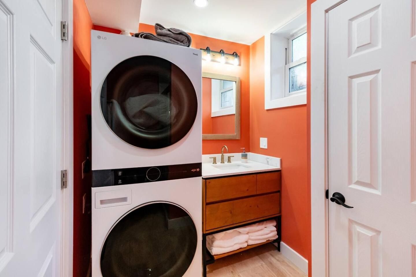 2 Full Kitchens, Near Airport, Yard & Fire Pit Boston
