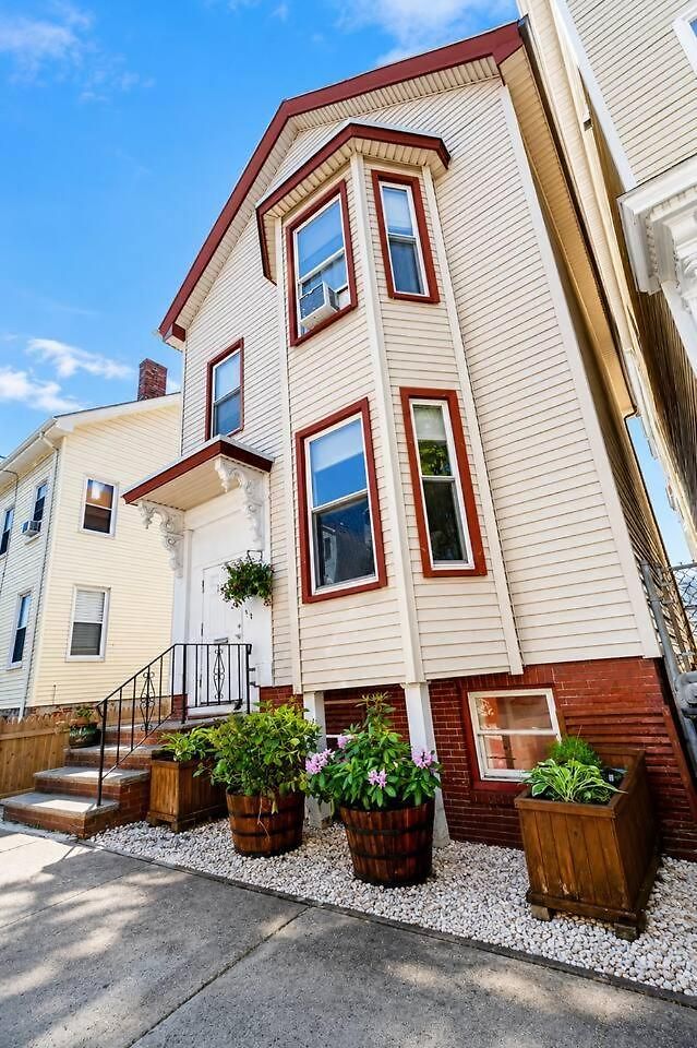 2 Full Kitchens, Near Airport, Yard & Fire Pit