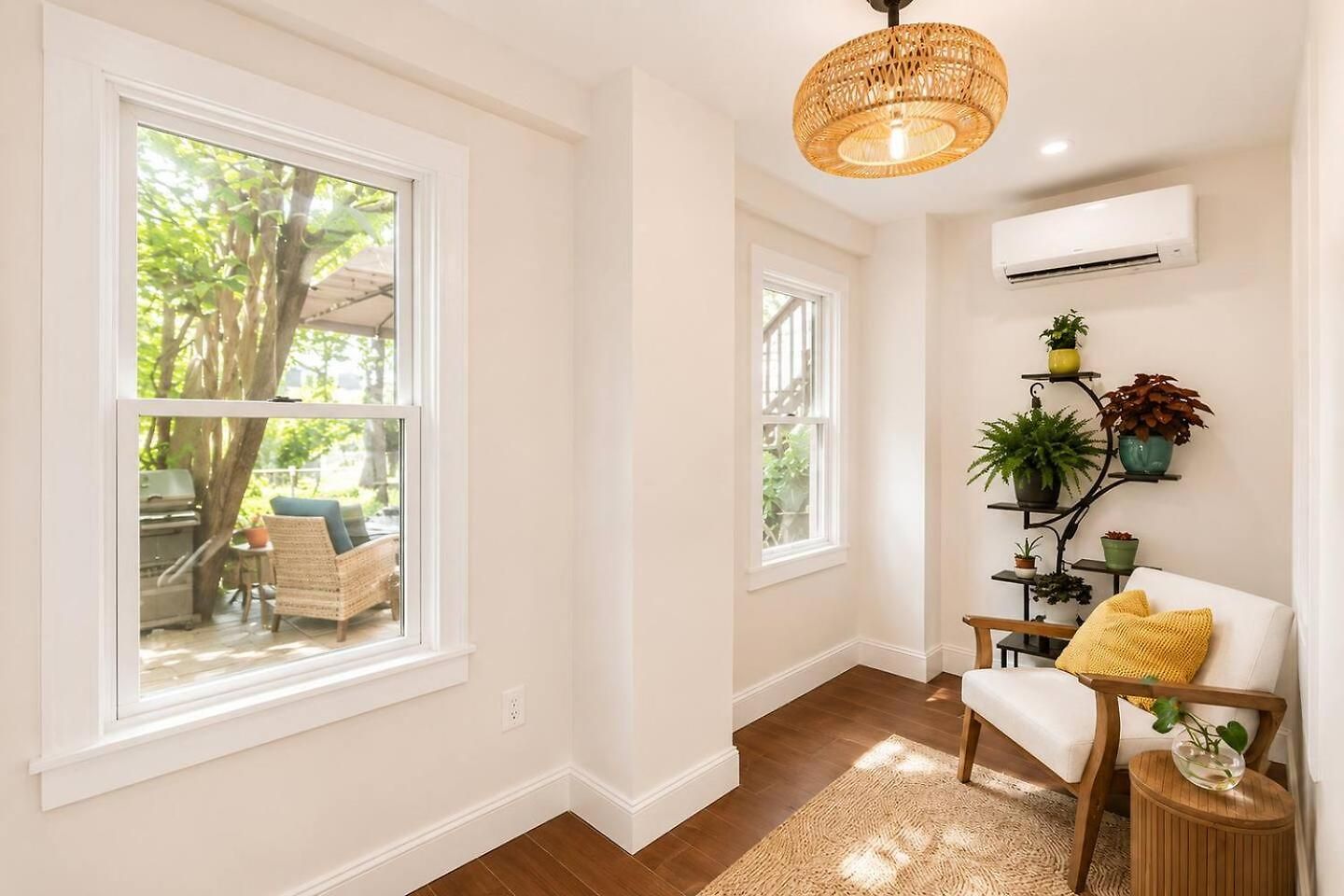 2 Full Kitchens, Near Airport, Yard & Fire Pit *
