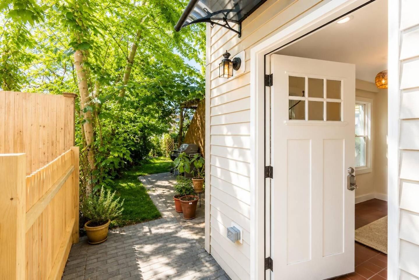 2 Full Kitchens, Near Airport, Yard & Fire Pit *