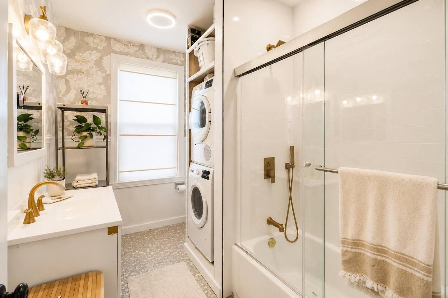 2 Full Kitchens, Near Airport, Yard & Fire Pit * Boston