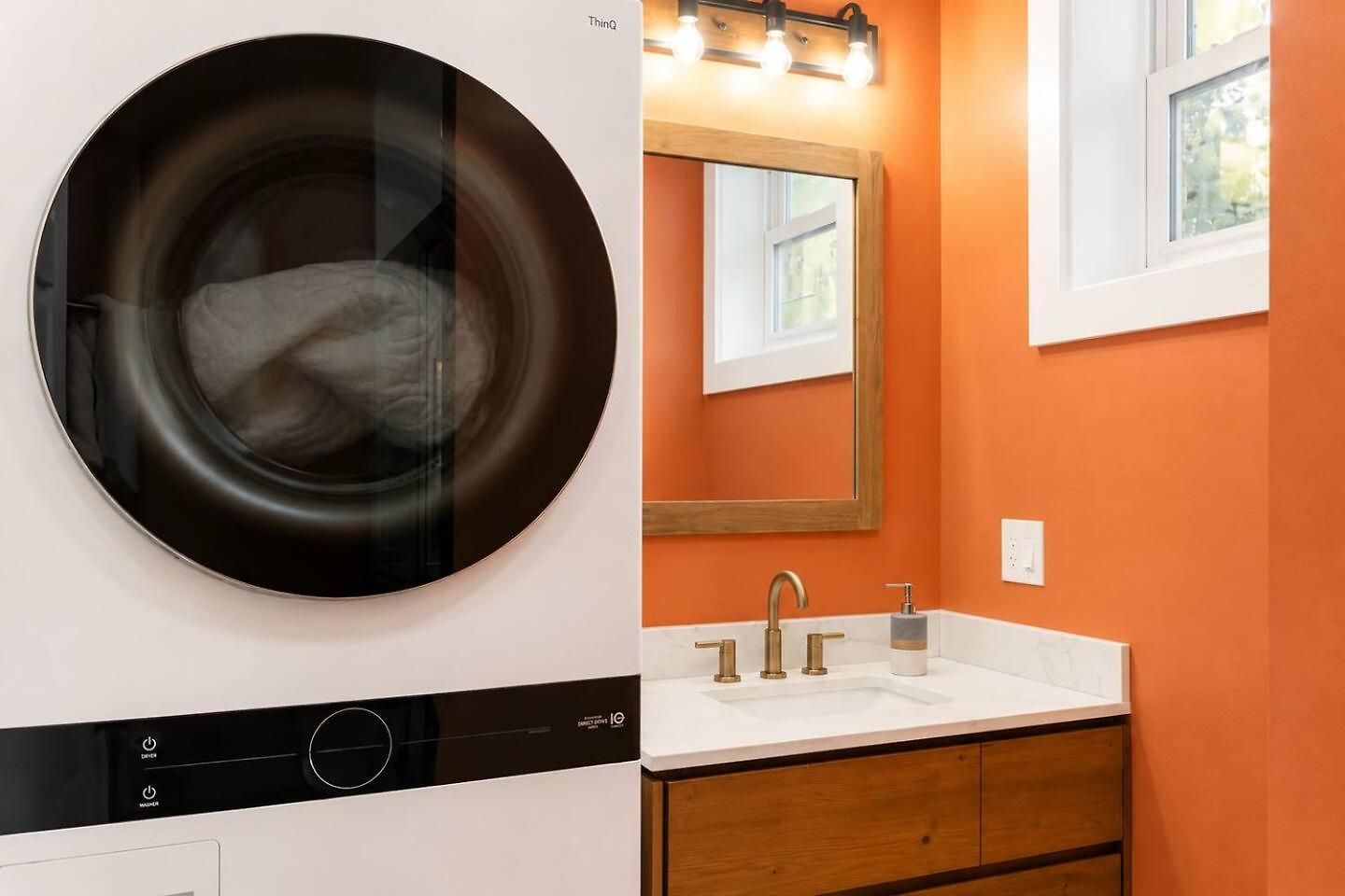 2 Full Kitchens, Near Airport, Yard & Fire Pit * Boston