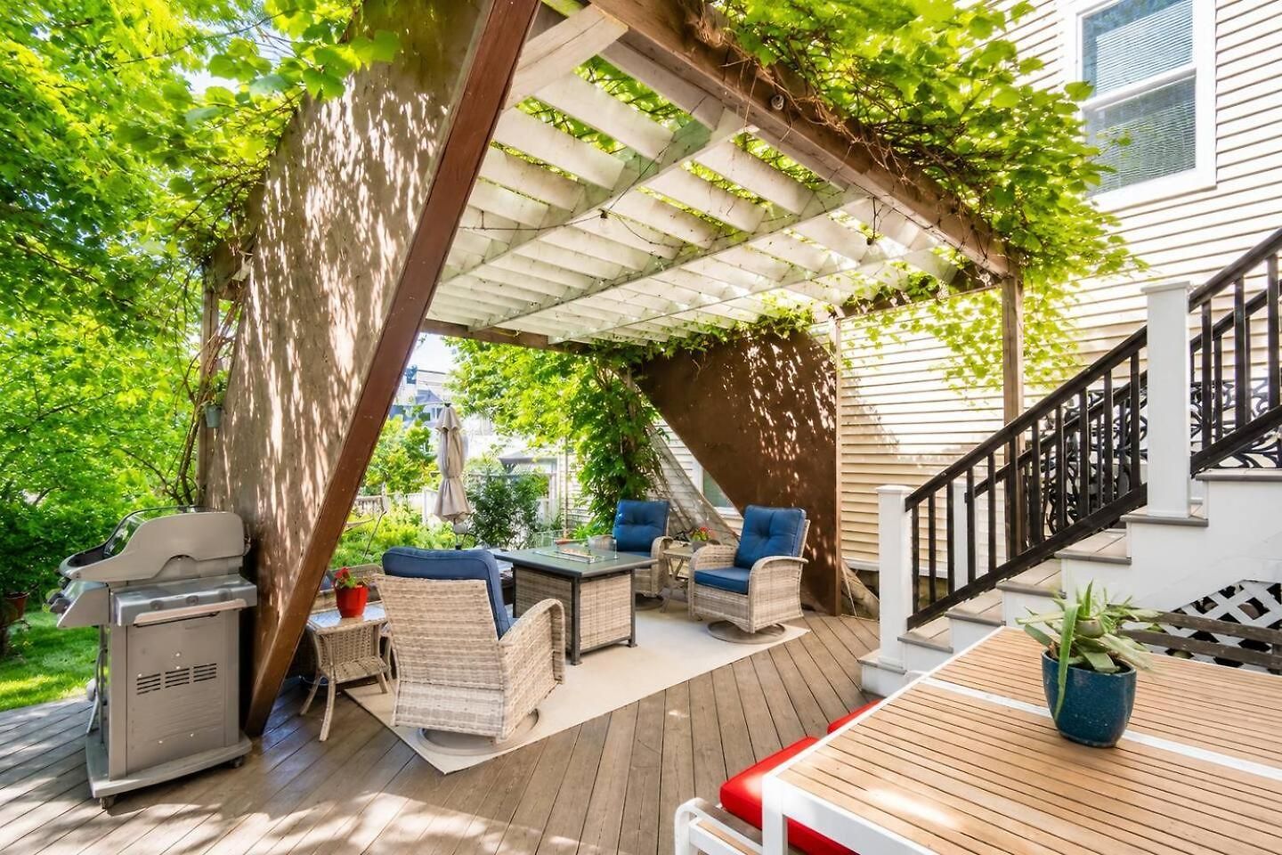 2 Full Kitchens, Near Airport, Yard & Fire Pit Boston
