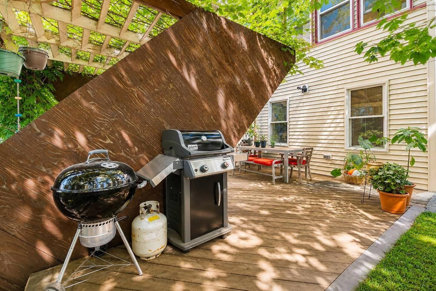 2 Full Kitchens, Near Airport, Yard & Fire Pit Holiday home *